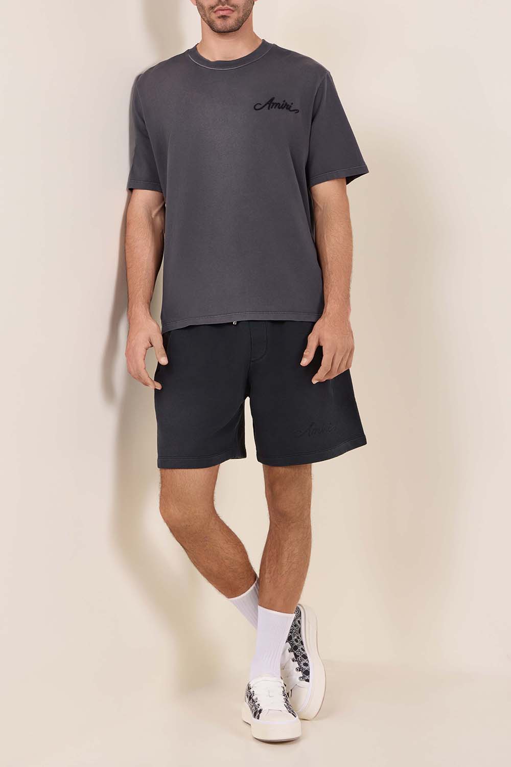 תמונת דוגמן קידמית של נעלי סניקרס