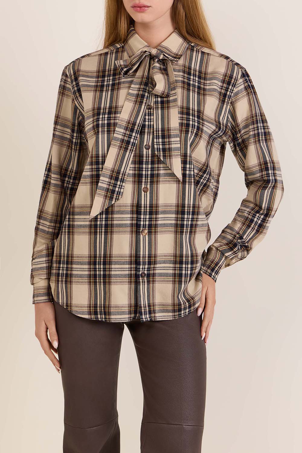 תמונת דוגמן קידמית של חולצת כפתורים עם צווארון קשירה