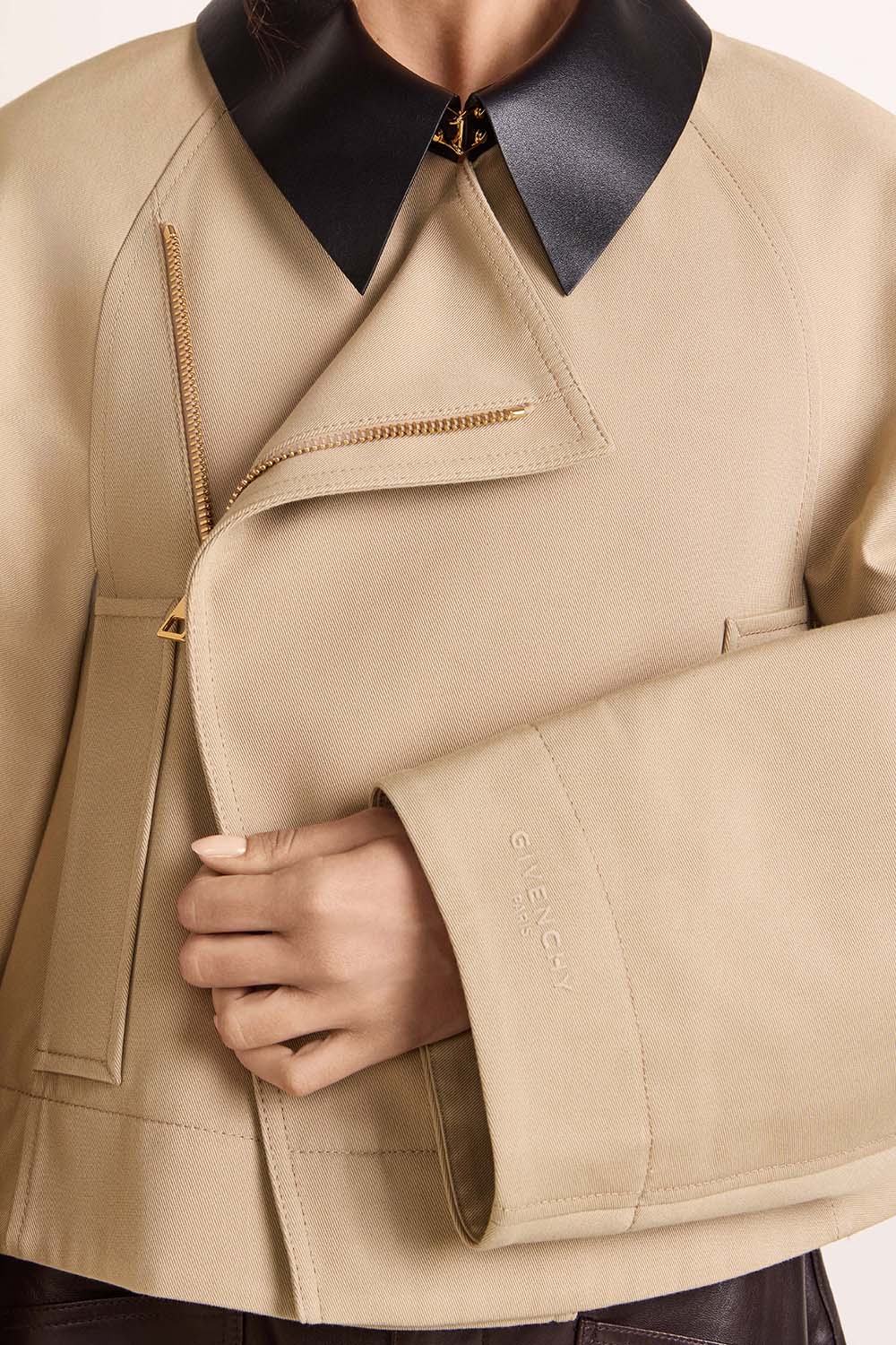 תמונת תקריב דוגמן של ז'קט כותנה וצמר