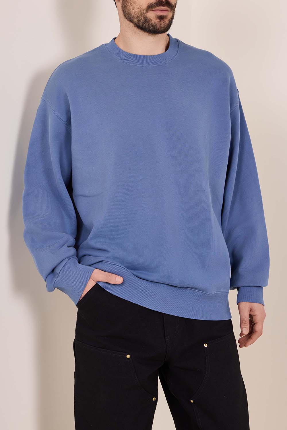 תמונת דוגמן קידמית של סווטשירט בגזרה משוחררת