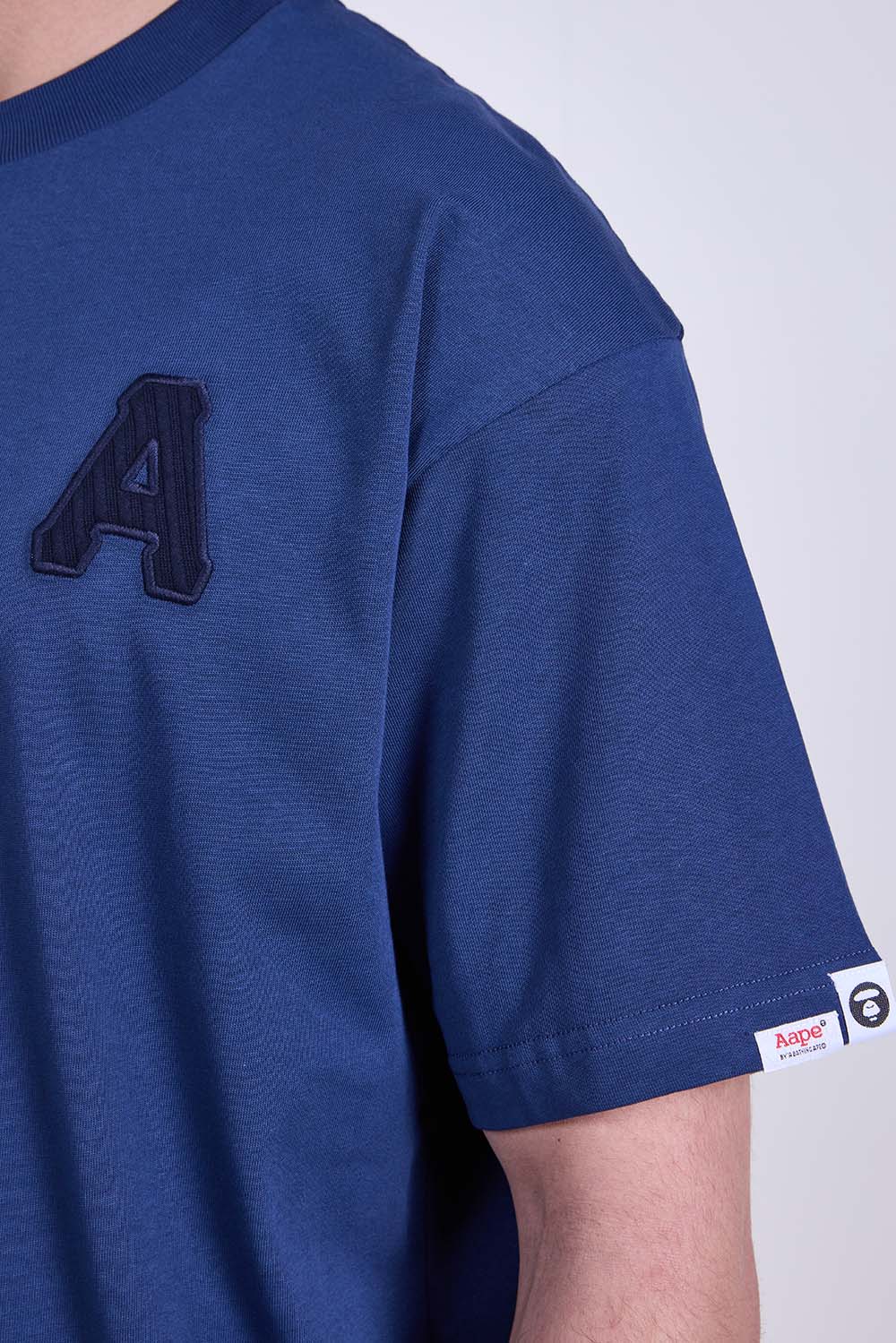 תמונת תקריב דוגמן של חולצת טי בגזרה ישרה