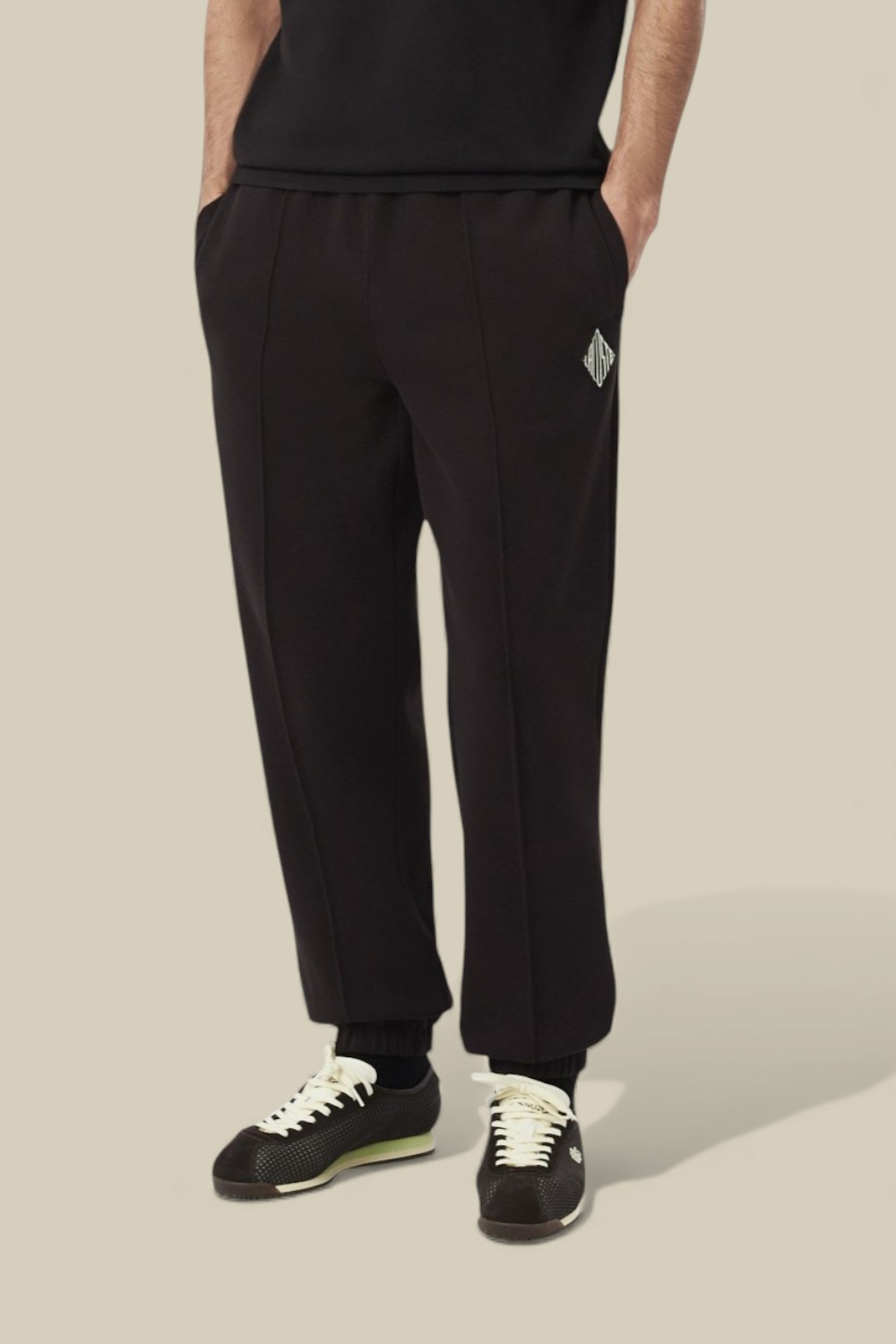 תמונת דוגמן קידמית של מכנסי ג'וגר