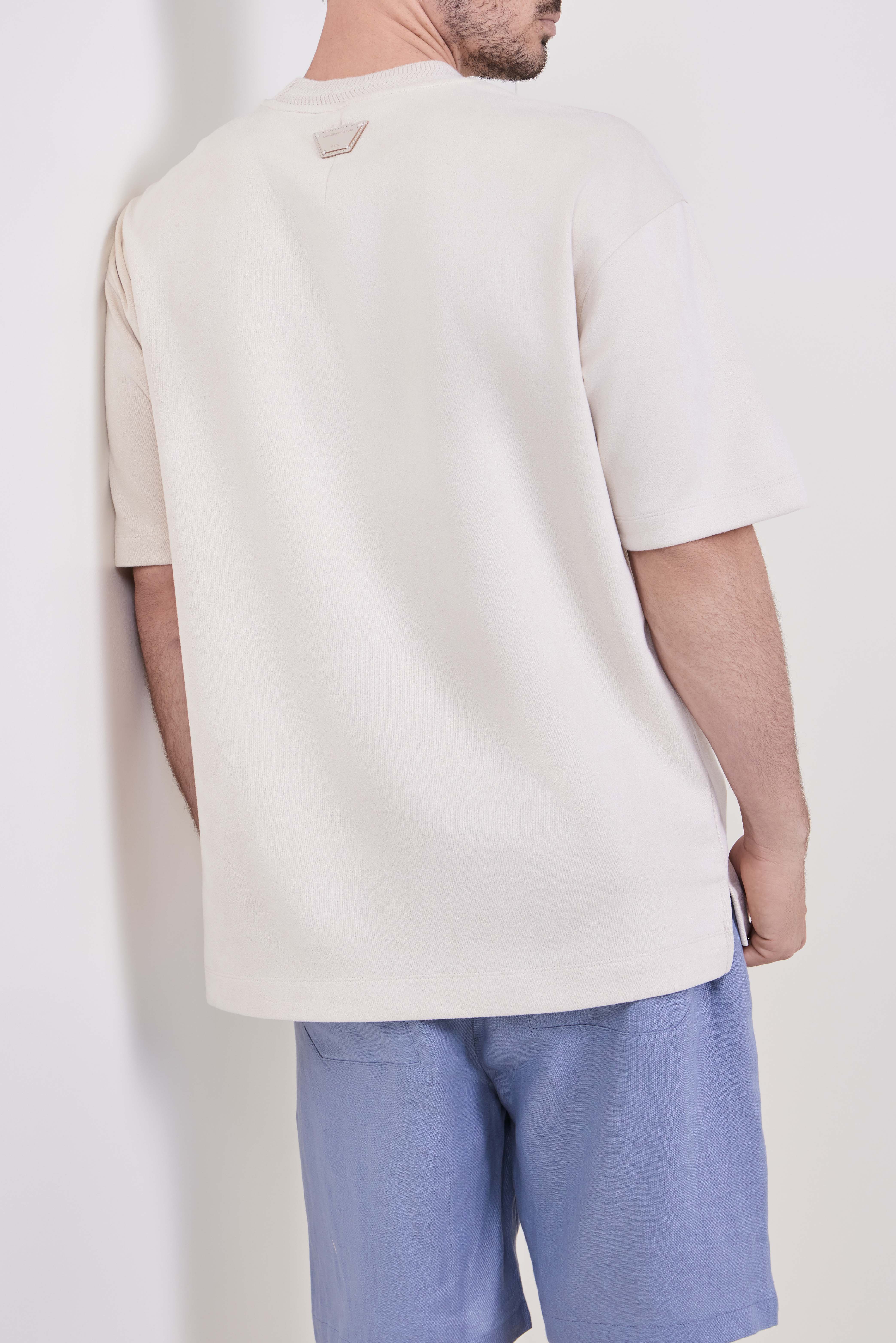 תמונת דוגמן אחורית של חולצת טי אוברסייז