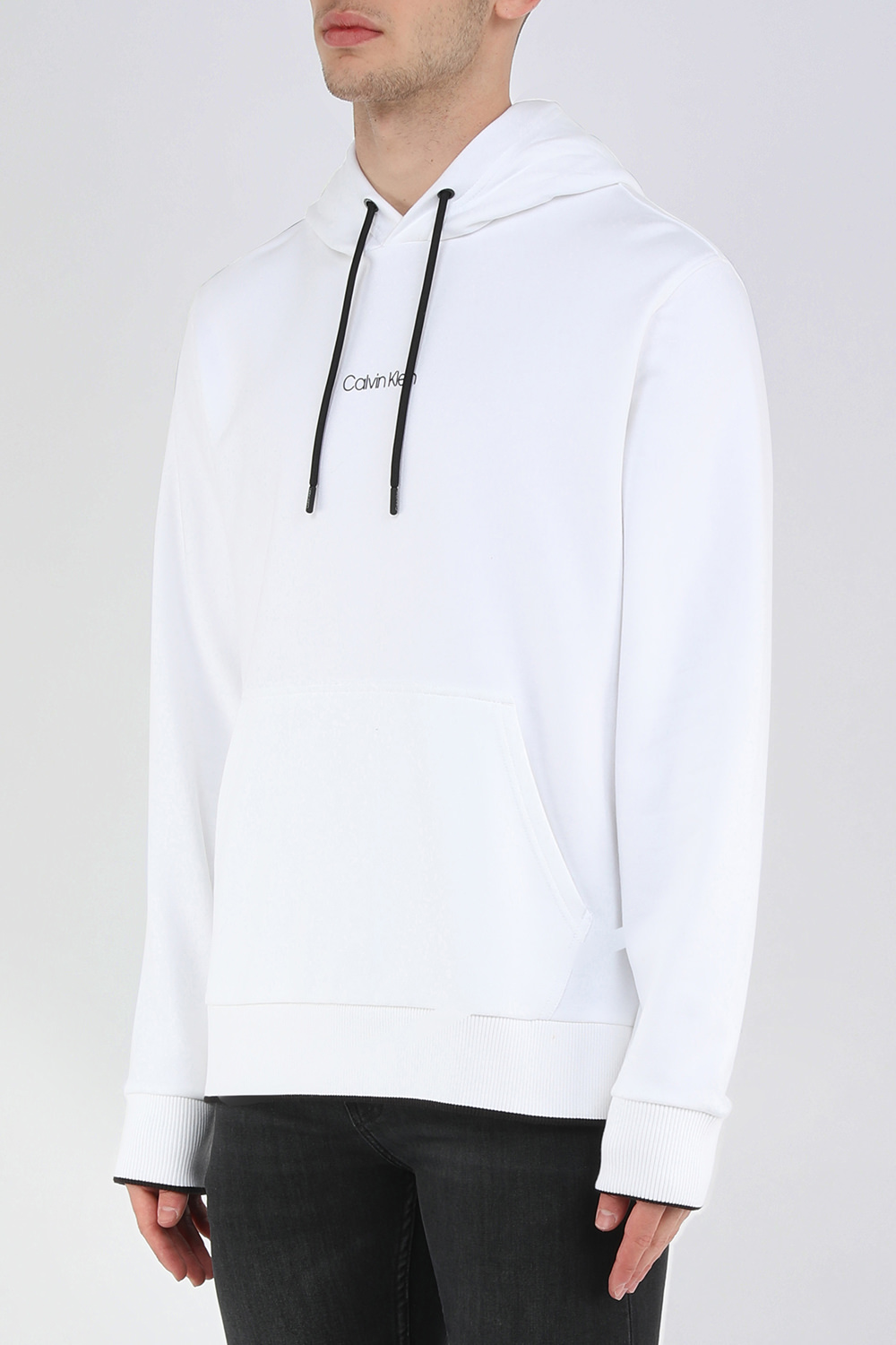 תמונת דוגמן קידמית של סווטשירט קפוצ'ון עם לוגו מרכזי בגוון לבן