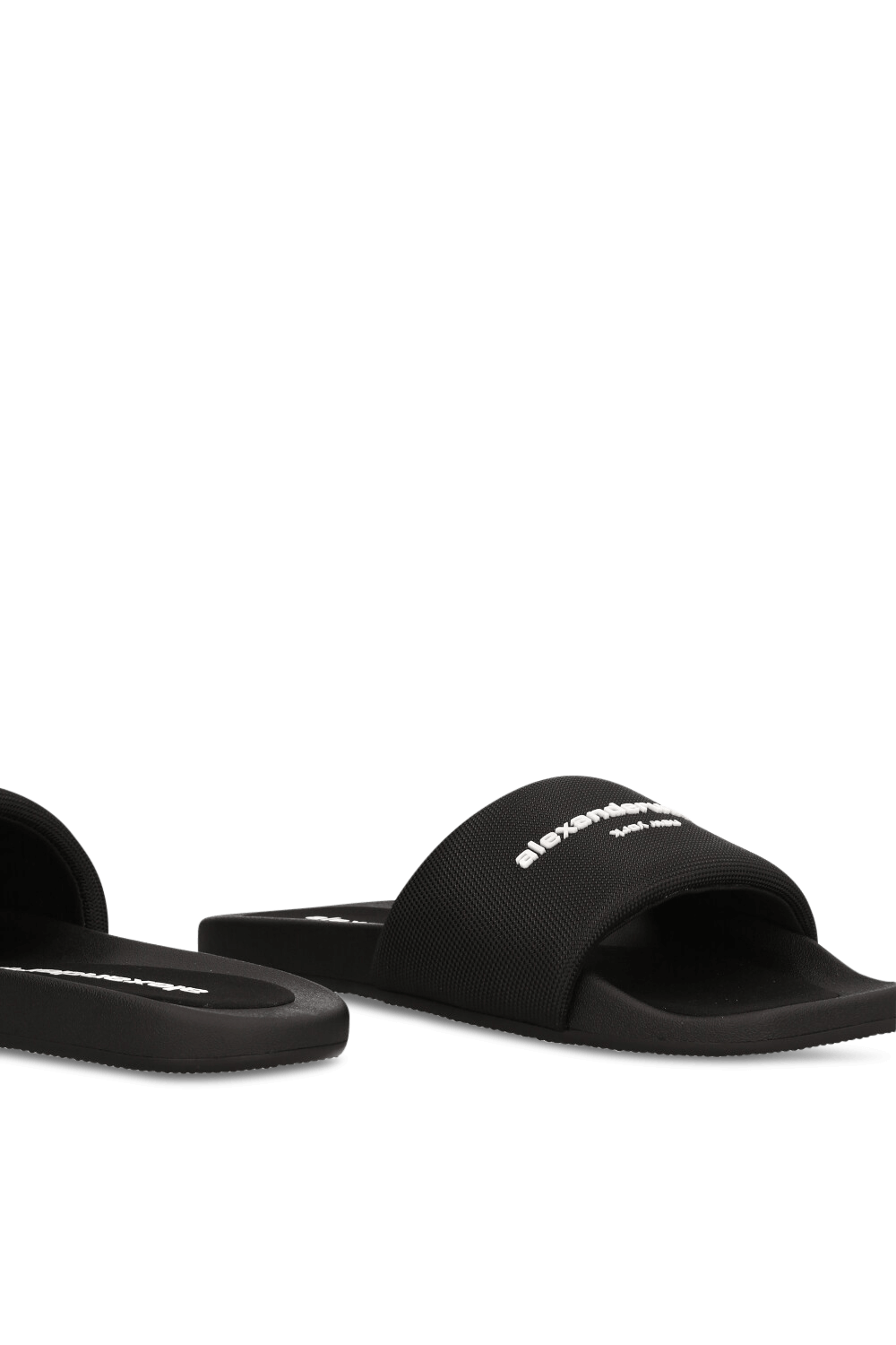 תמונת תקריב של כפכפי סליידס