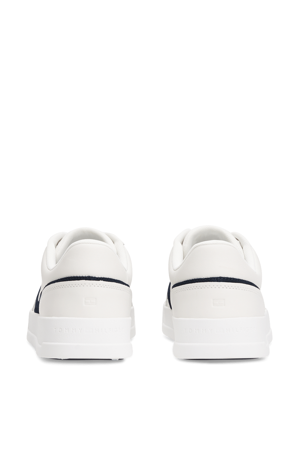 תמונת תקריב של נעלי סניקרס