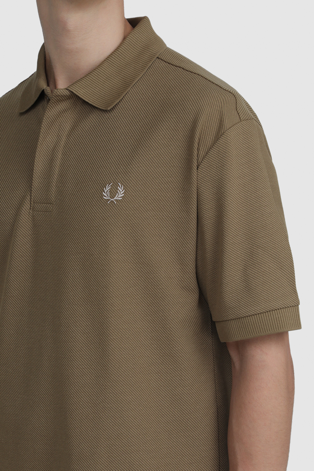 תמונת תקריב דוגמן של חולצת פולו