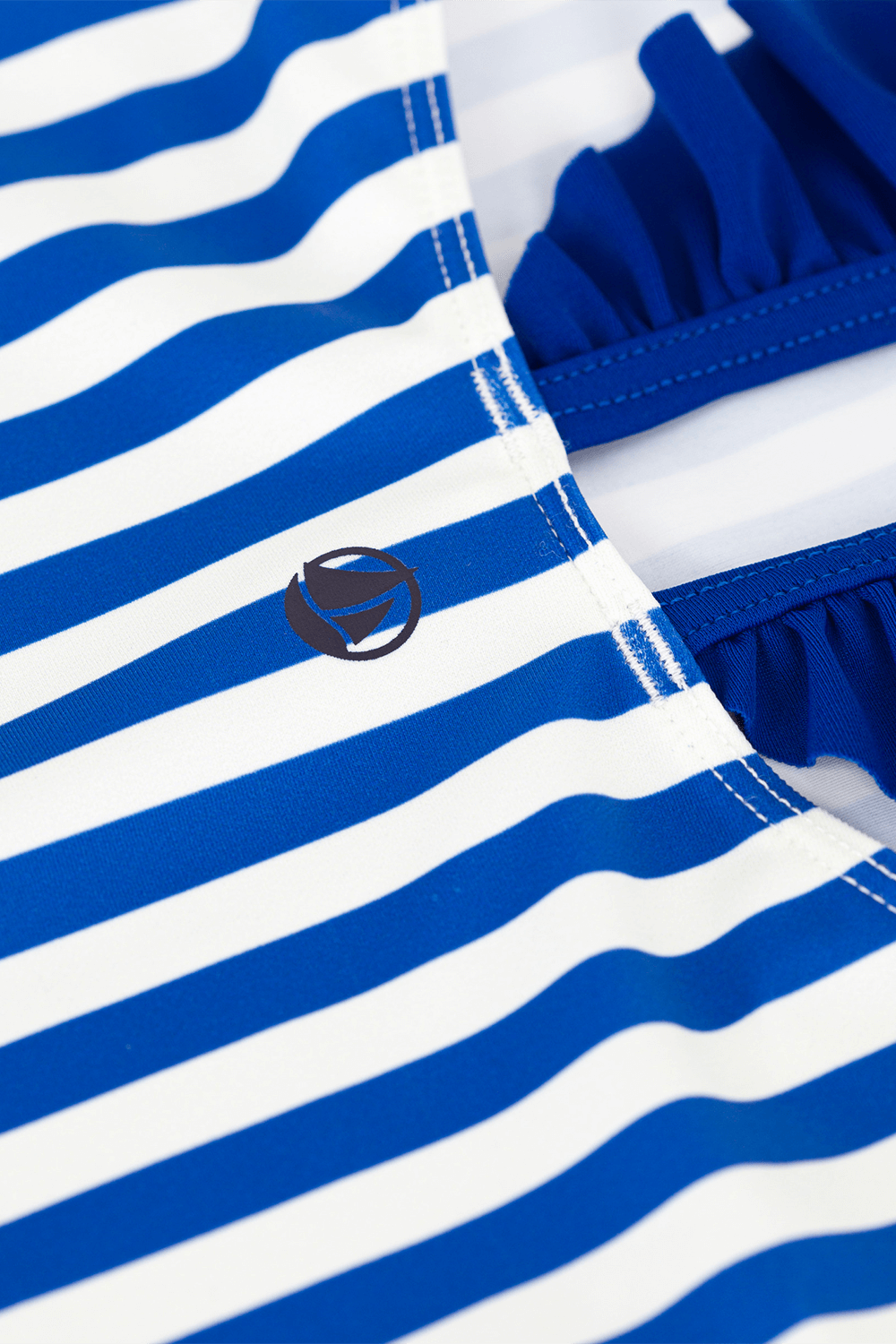 תמונת תקריב של בגד ים שלם