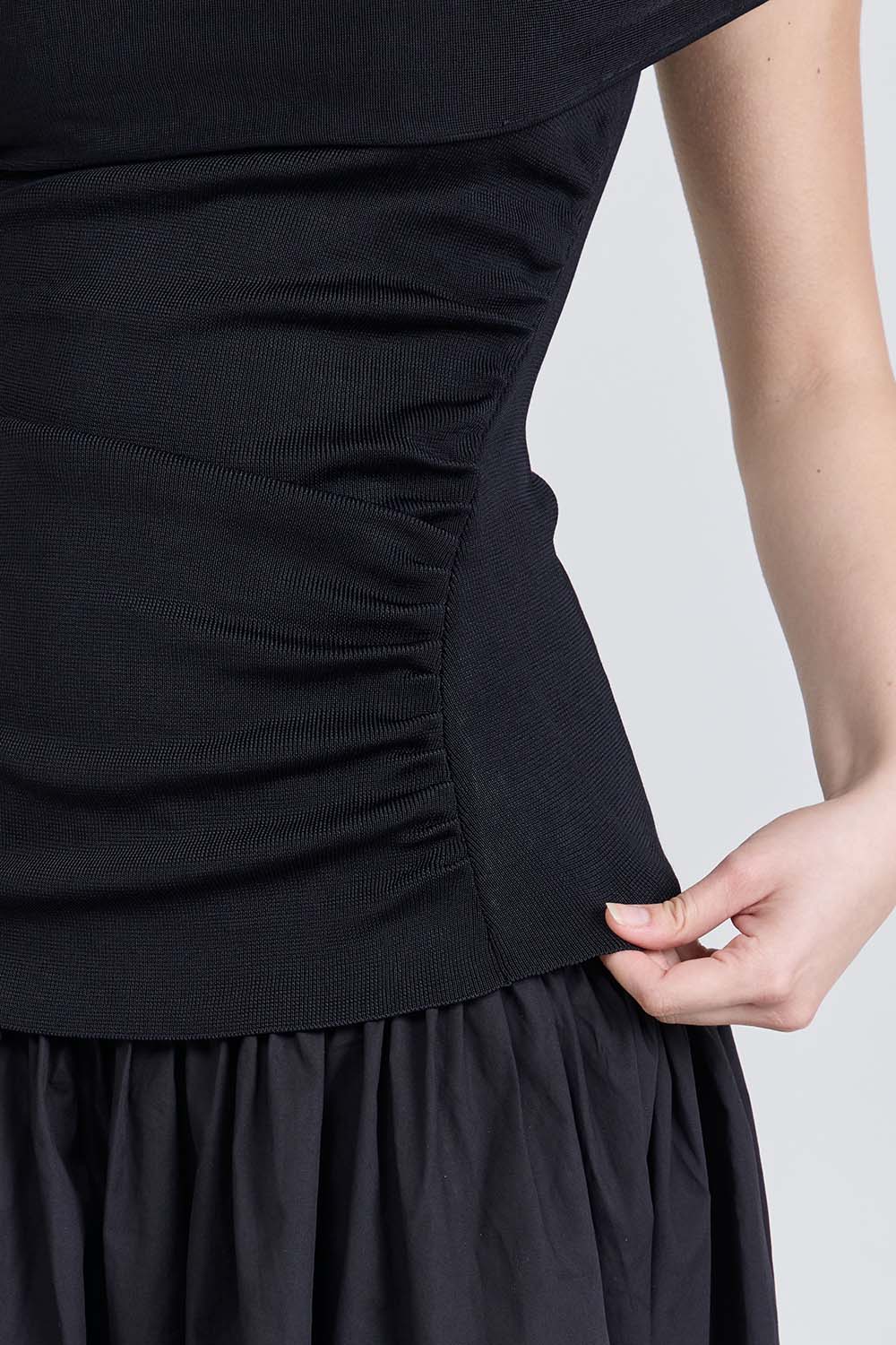 תמונת תקריב דוגמן של שמלת מידי א־סימטרית