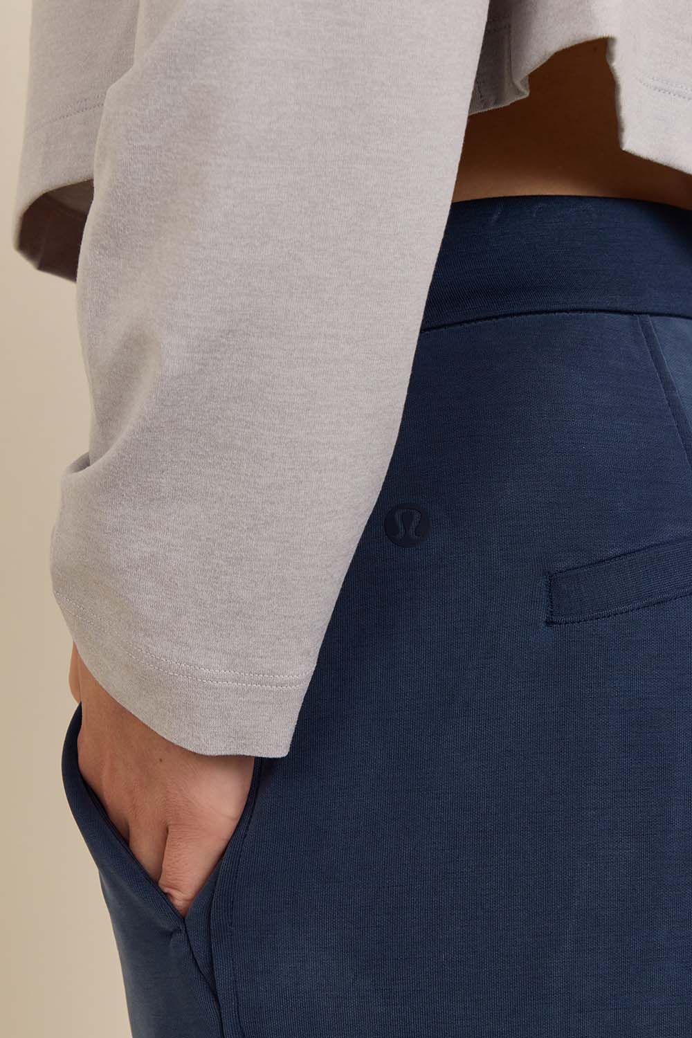 תמונת תקריב דוגמן של Softstreme Pintuck Mid-Rise Pant Regular