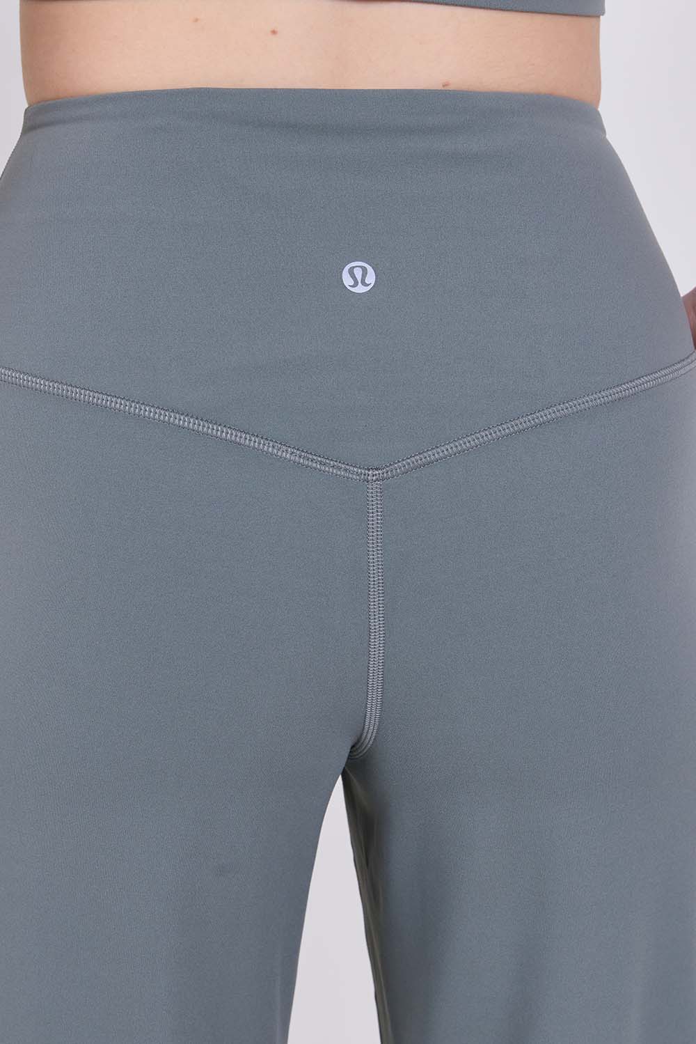 תמונת תקריב דוגמן של lululemon Align&trade; Palazzo Pant Regular