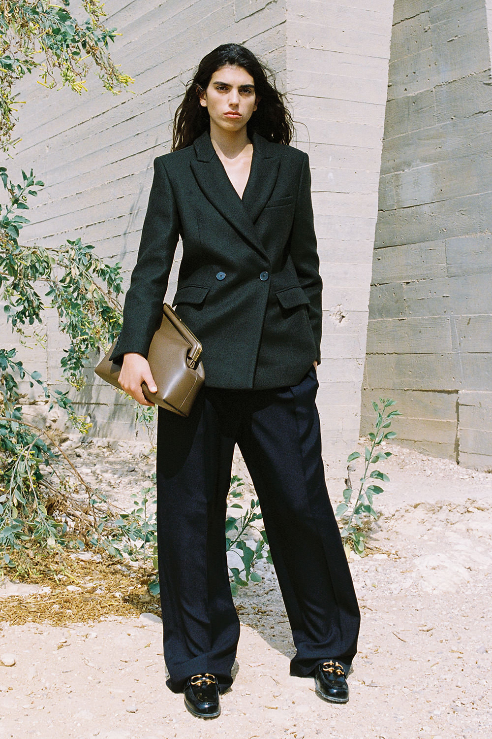 תמונת אווירה של מכנסיים מחויטים ישרים מצמר