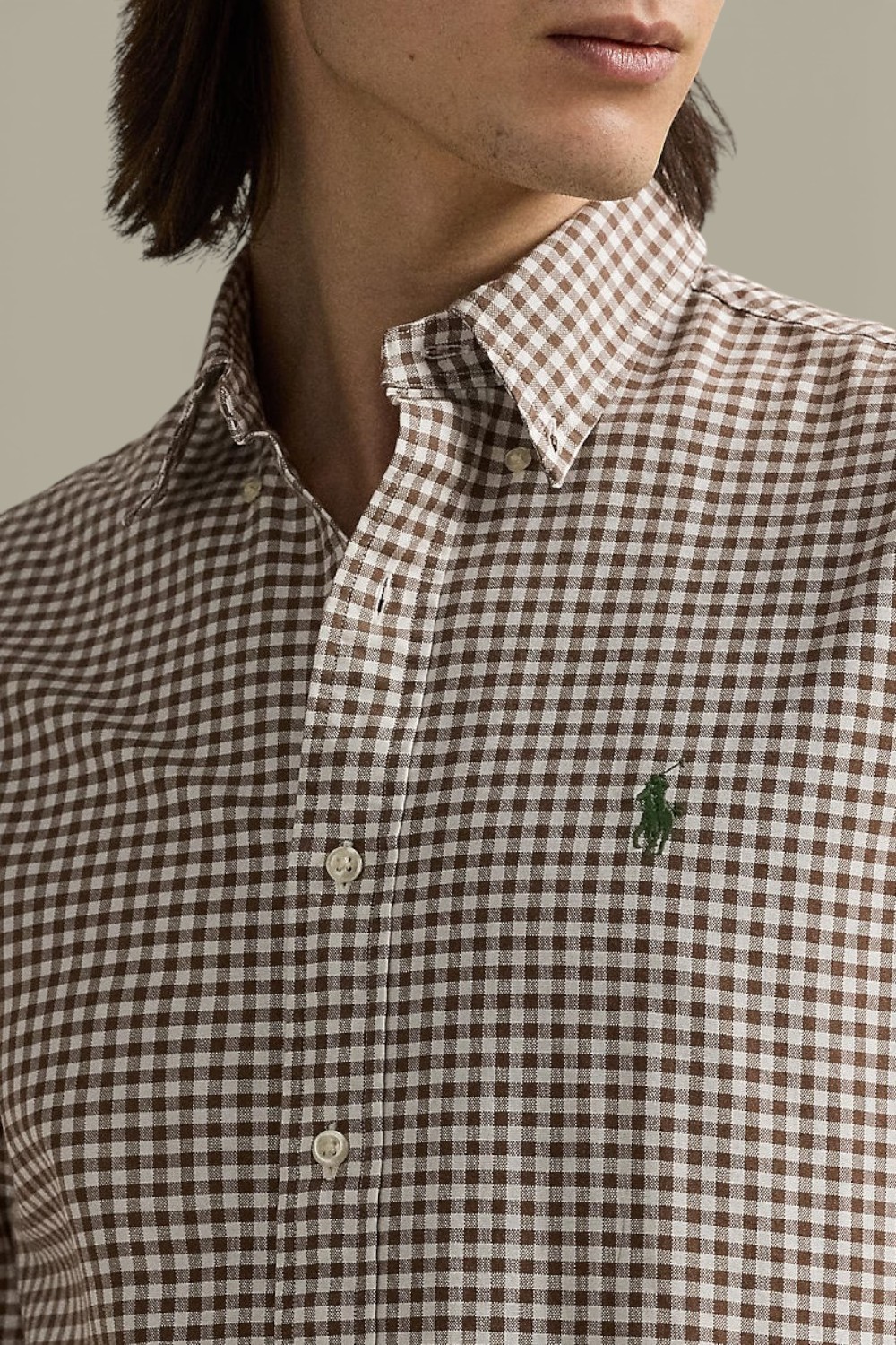 תמונת תקריב דוגמן של חולצה מכופתרת ארוכה