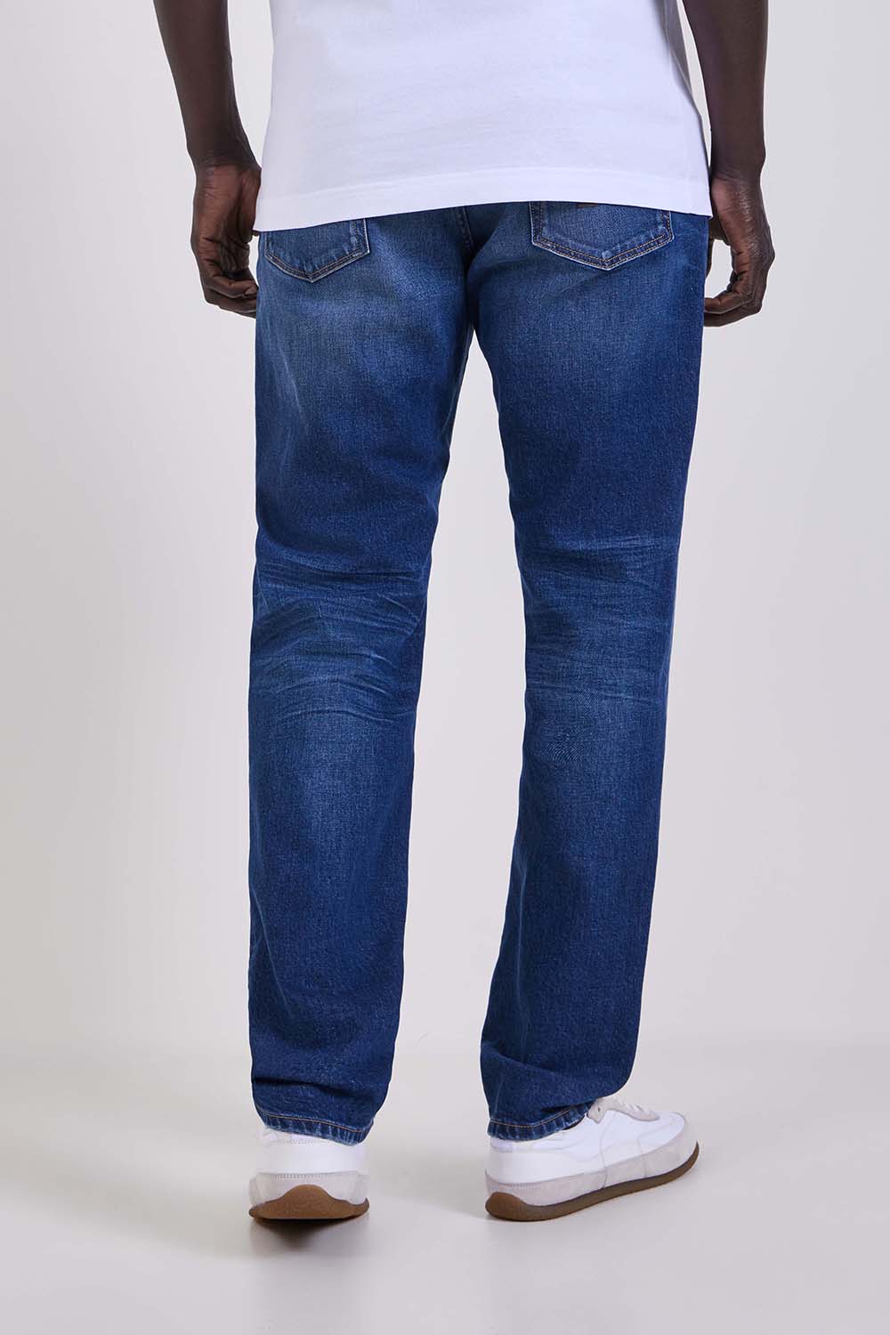 תמונת דוגמן אחורית של מכנסי ג'ינס בגזרה משוחררת