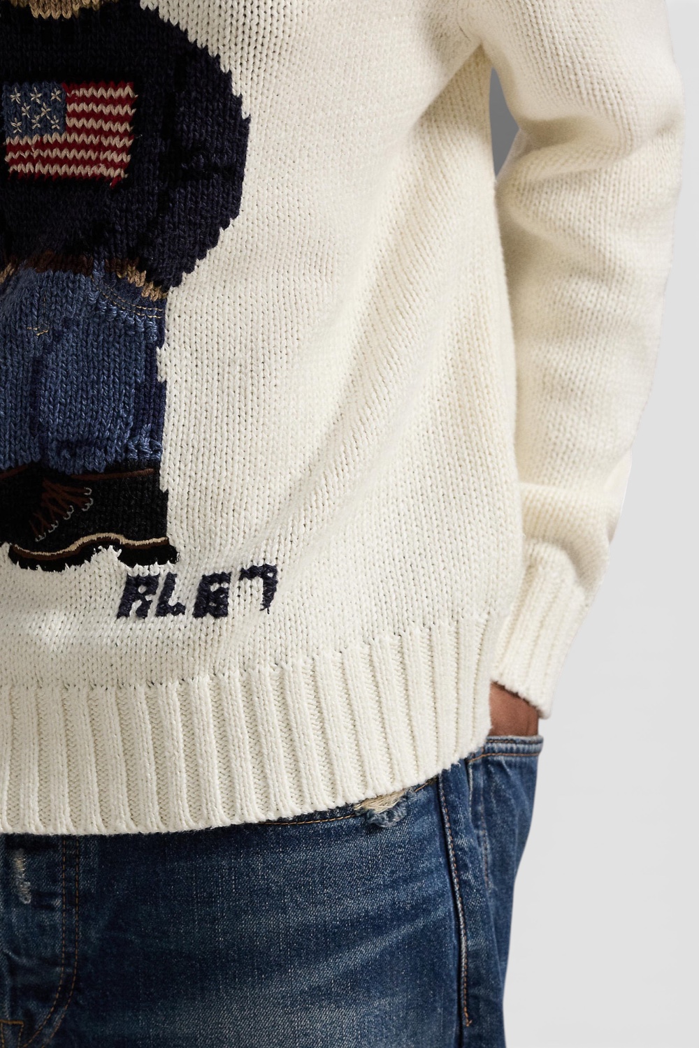 תמונת תקריב דוגמן של סווטשירט קפוצ'ון