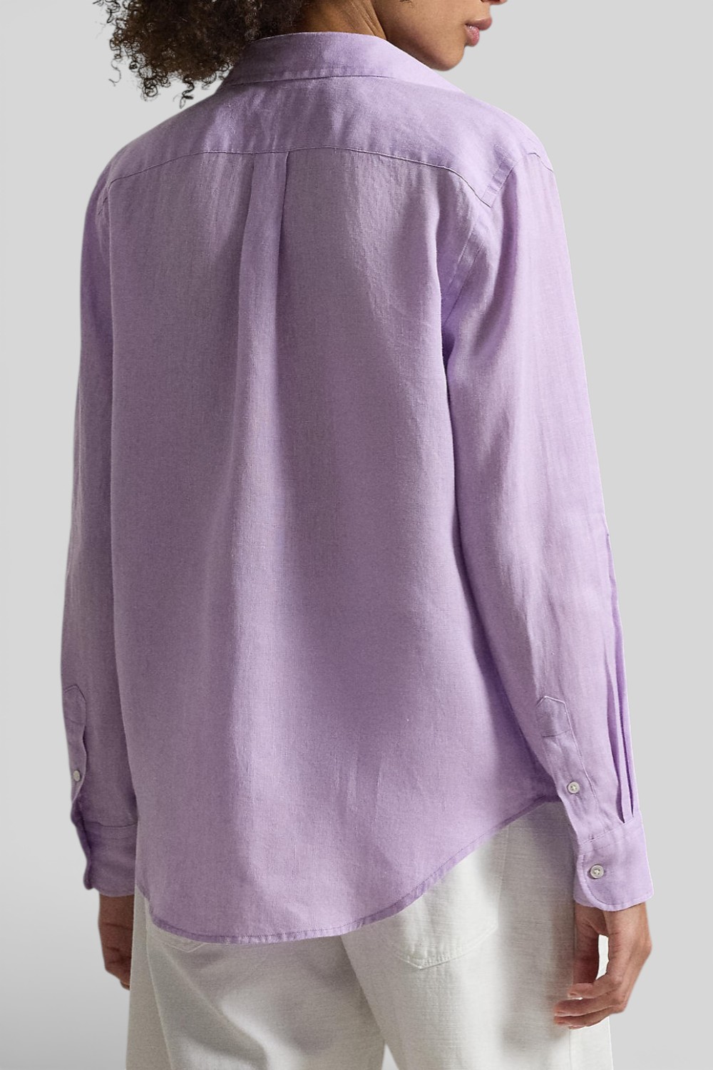 תמונת דוגמן אחורית של חולצה מכופתרת