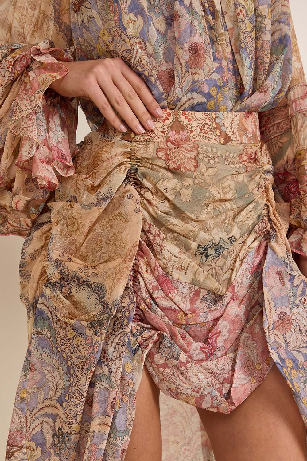 תמונת תקריב דוגמן של חצאית מידי פשתן