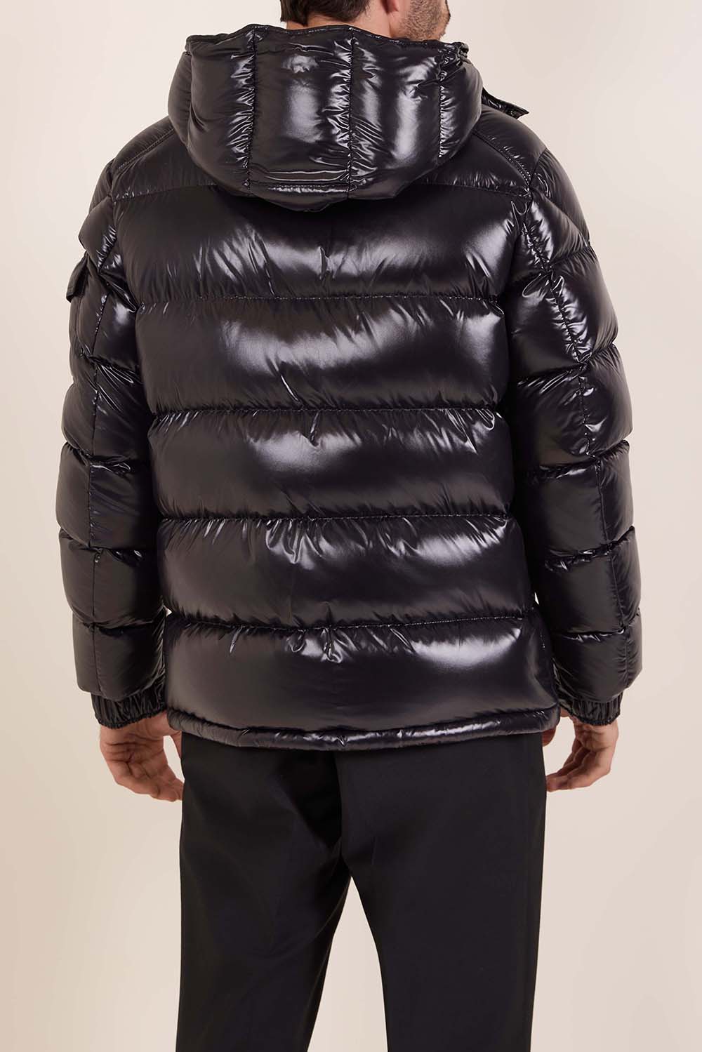 תמונת דוגמן אחורית של מעיל פוך קצר