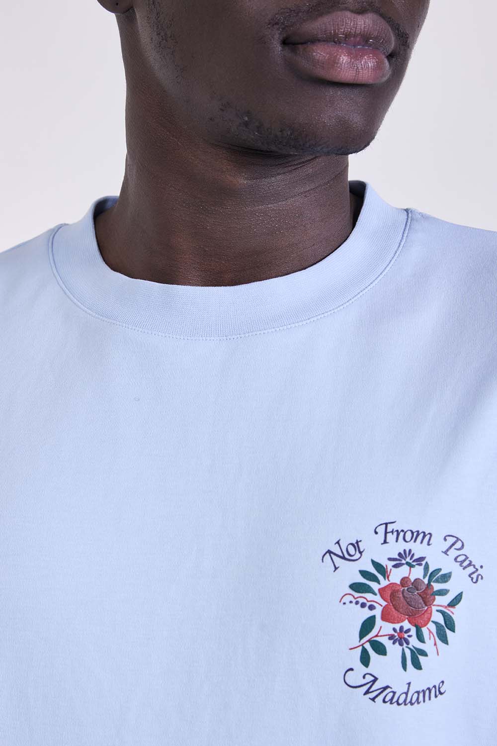 תמונת תקריב דוגמן של חולצת טי בגזרה ישרה