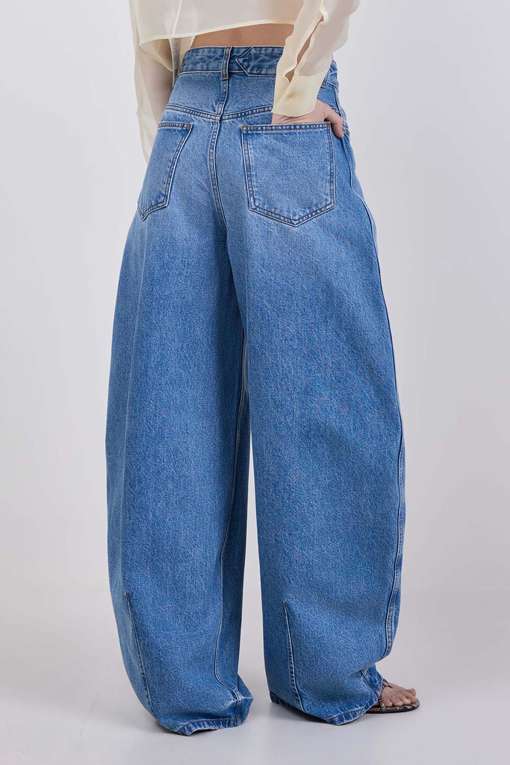 תמונת דוגמן אחורית של מכנסי ג'ינס מתרחבים