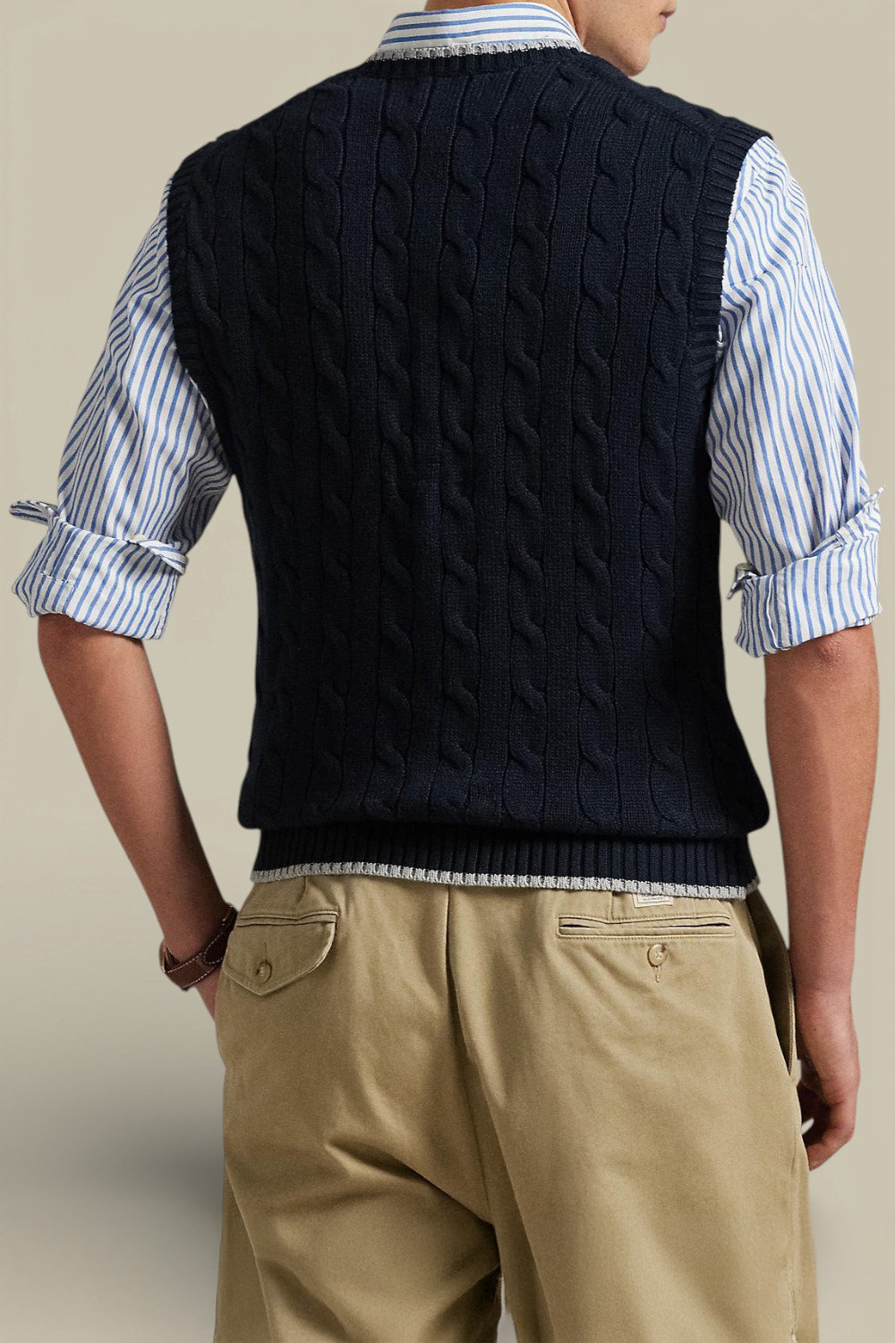 תמונת דוגמן אחורית של וסט צמות