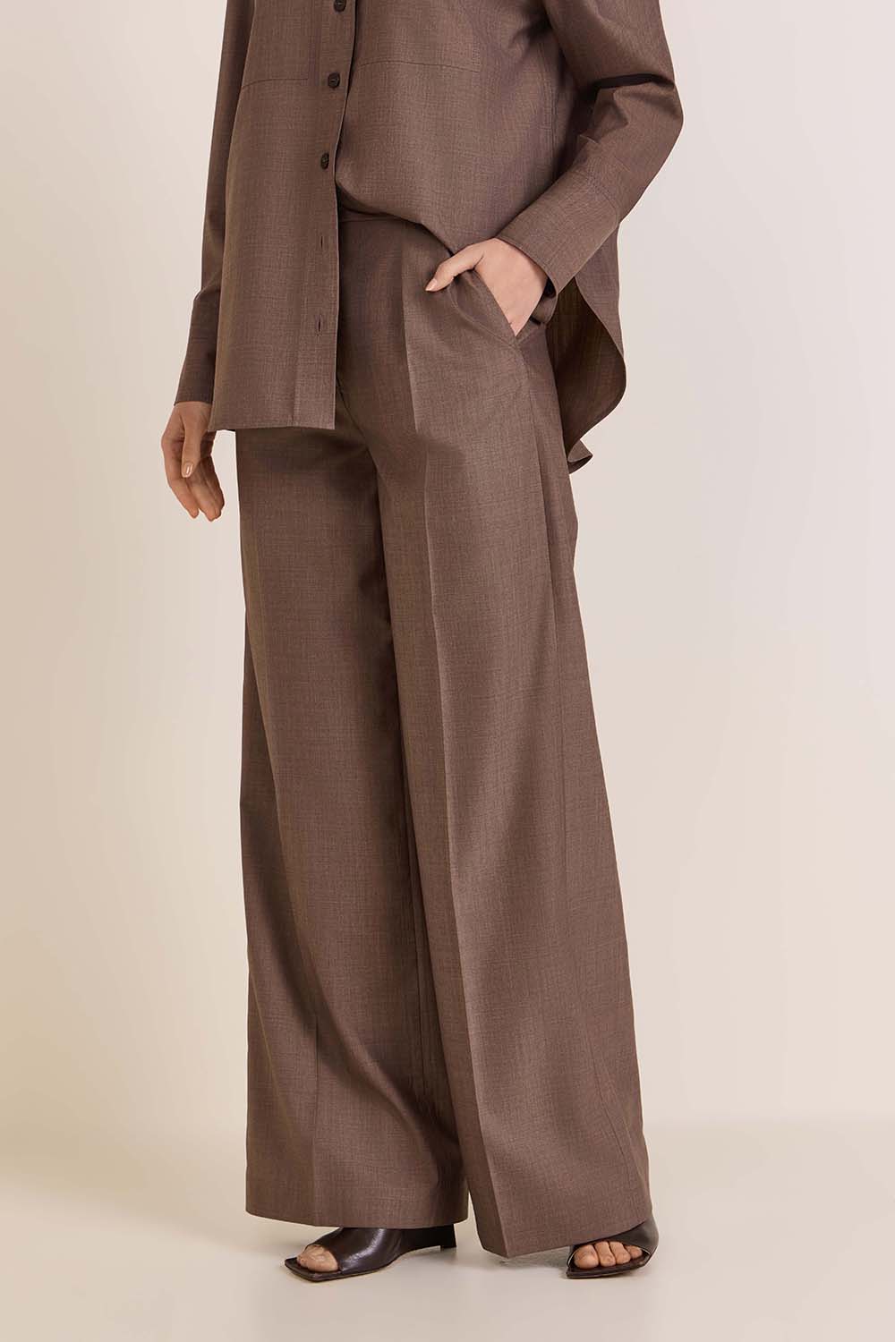 תמונת דוגמן קידמית של מכנסיים מחוייטים מצמר