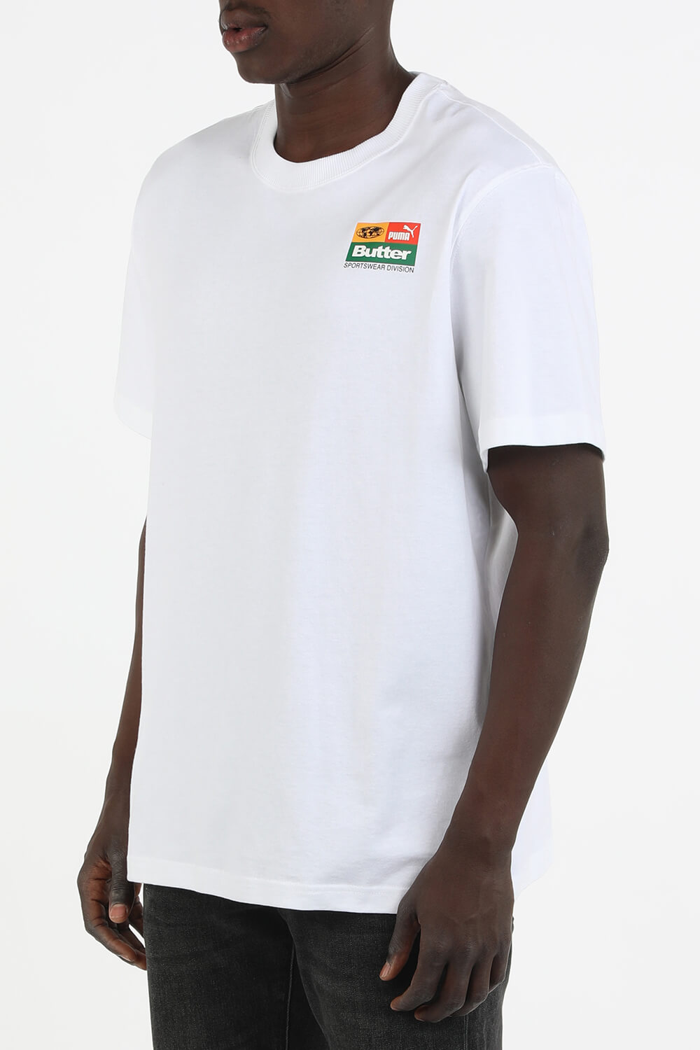 תמונת דוגמן קידמית של פומה X באטר גודס חולצת טי עם הדפס בצבע לבן