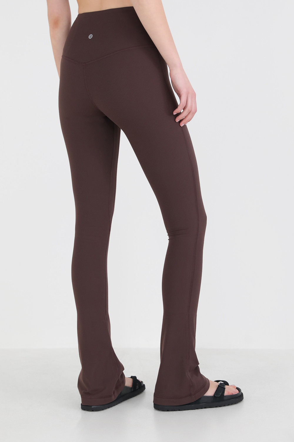 תמונת דוגמן אחורית של Align Ribbed HR Mini Flare Pant 32