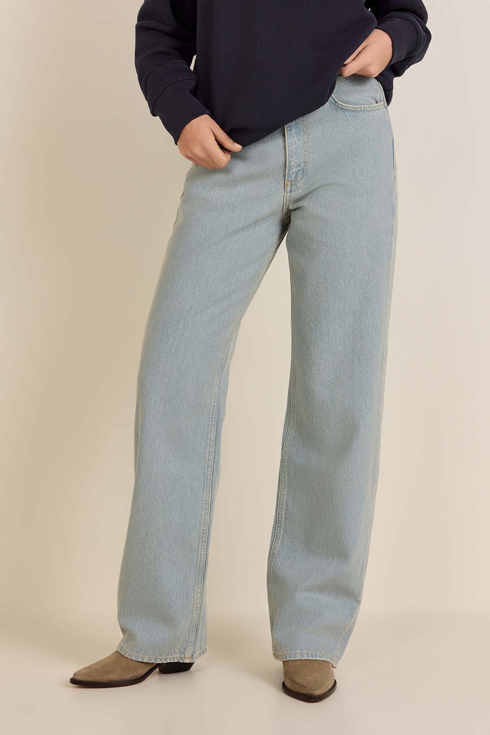 תמונת דוגמן קידמית של מכנסי ג'ינס בגזרה גבוהה