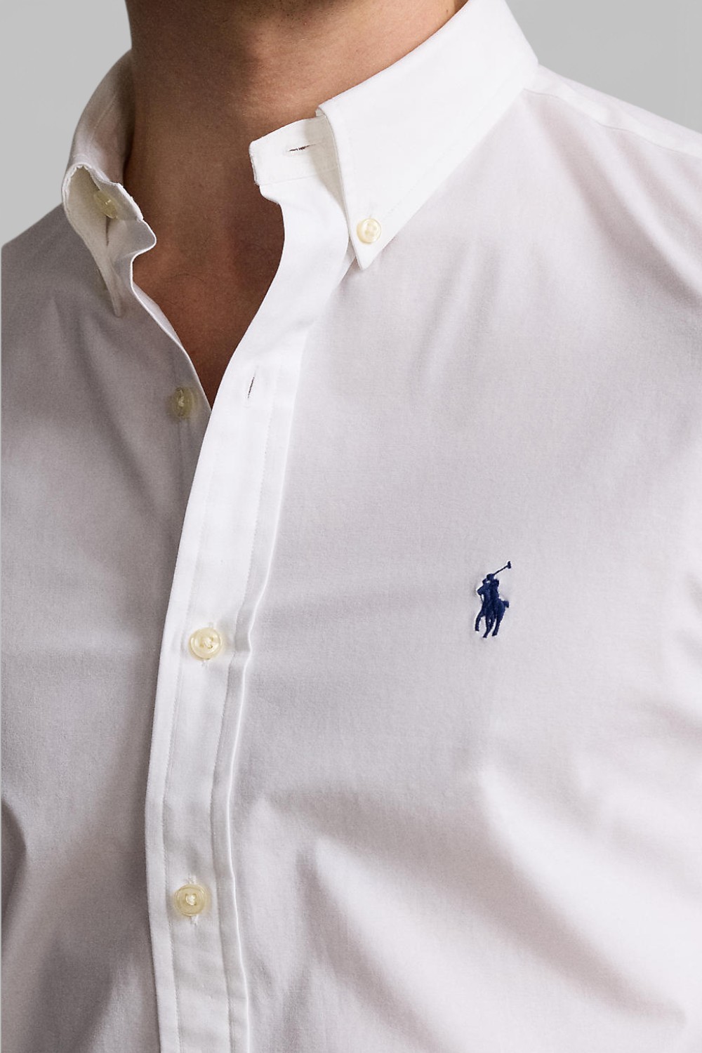 תמונת תקריב דוגמן של חולצה מכופתרת