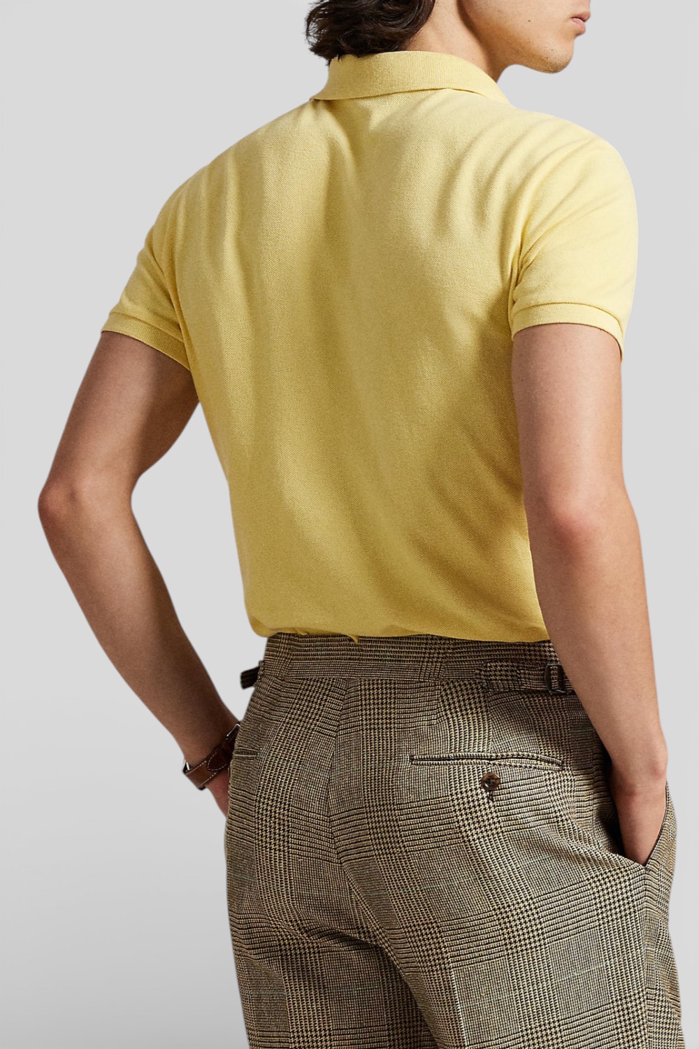 תמונת דוגמן אחורית של חולצת פולו