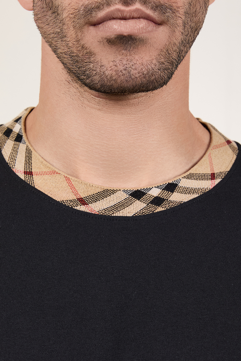 תמונת תקריב דוגמן של חולצת טי עם צווארון משבצות