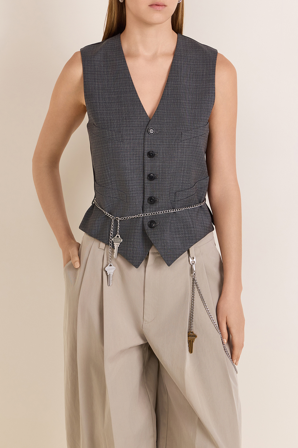 תמונת דוגמן קידמית של וסט עם חגורת מפתחות