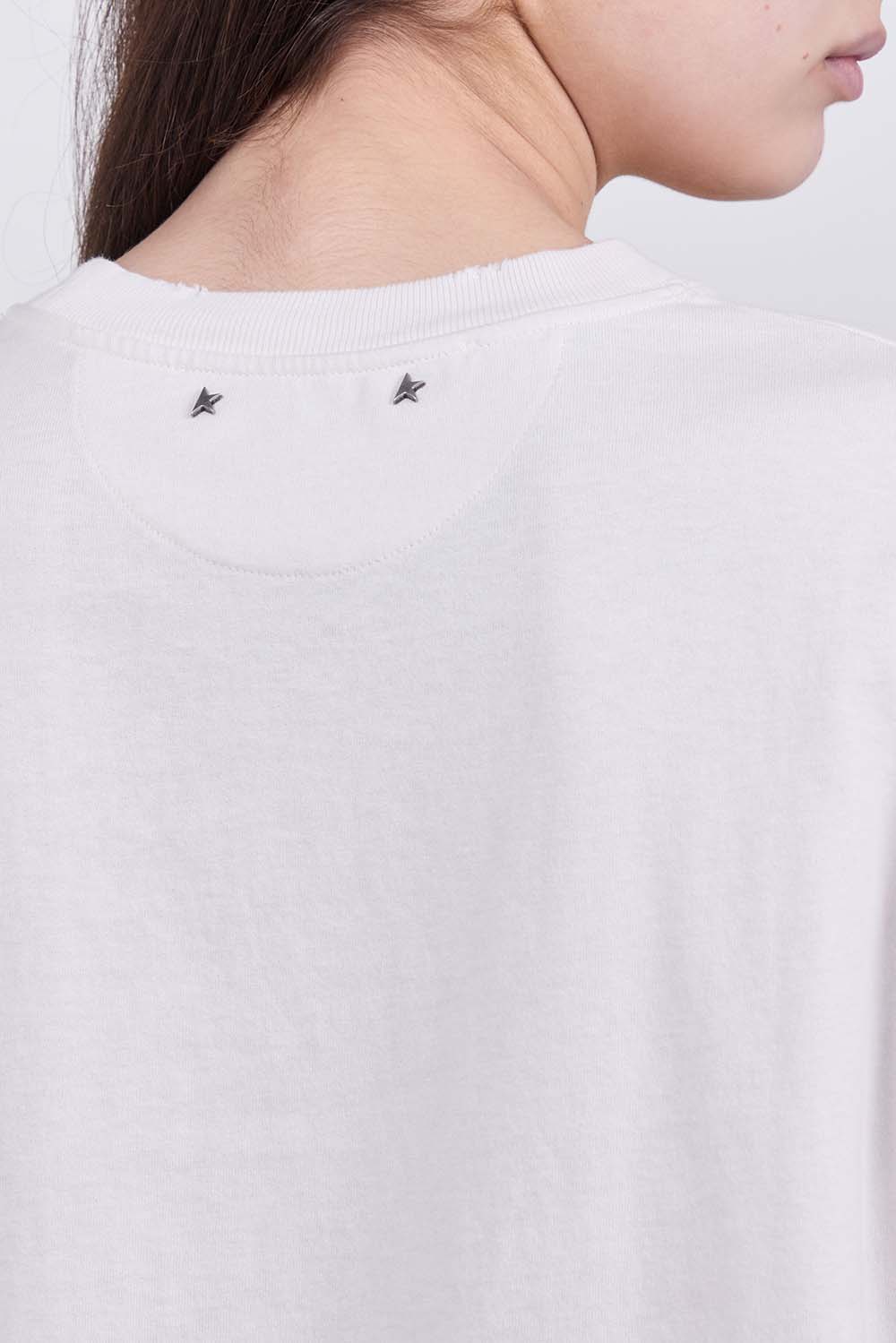 תמונת תקריב דוגמן של חולצת טי בגזרה מרובעת