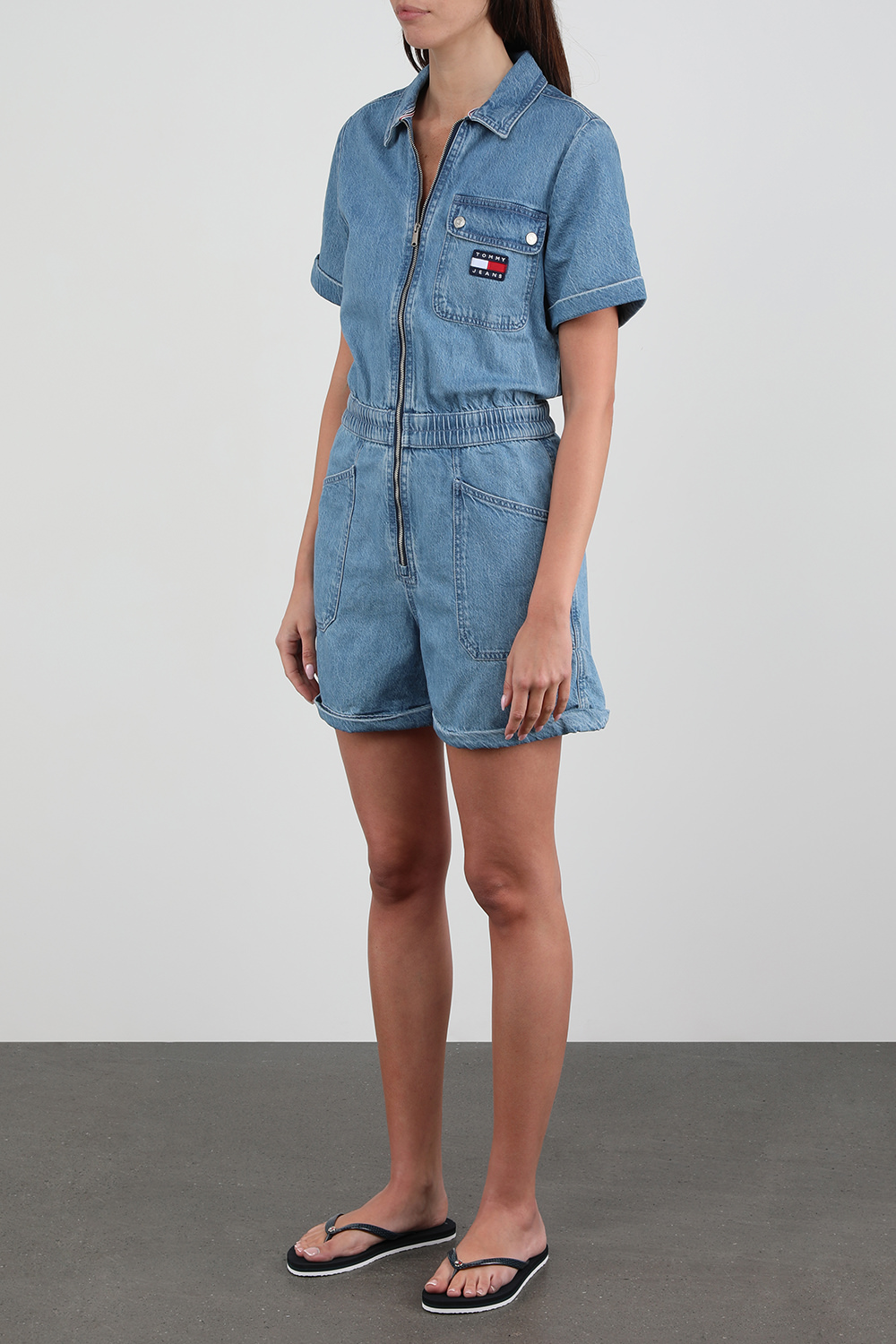 תמונת דוגמן קידמית של אוברול גינס קצר עם רוכסן בגוון כחול