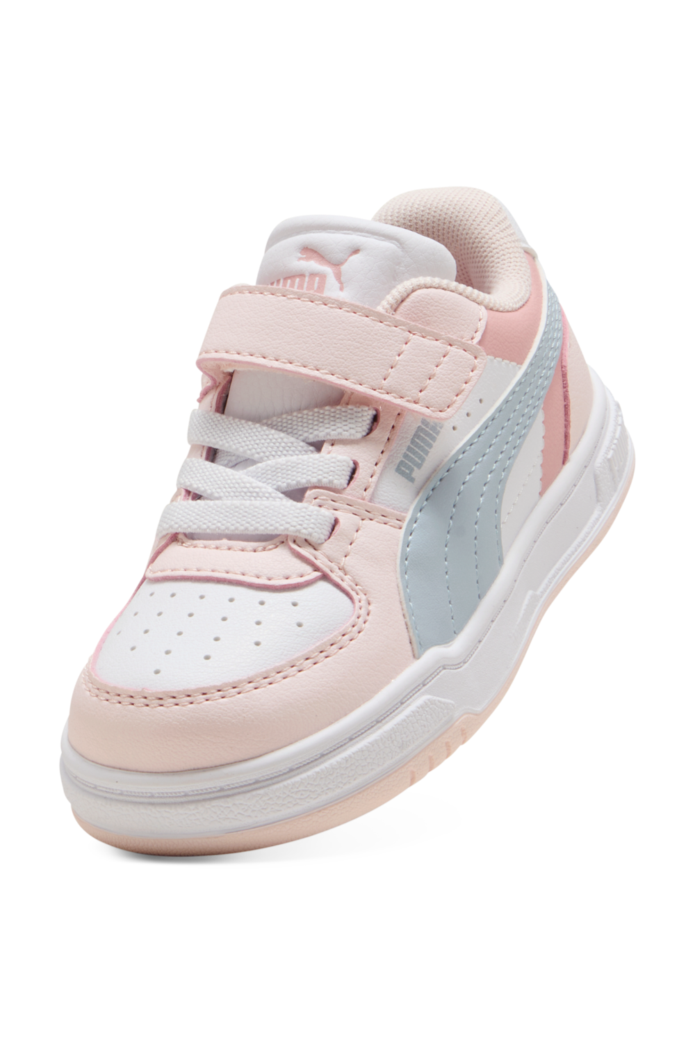 תמונת תקריב של נעלי סניקרס  Caven III