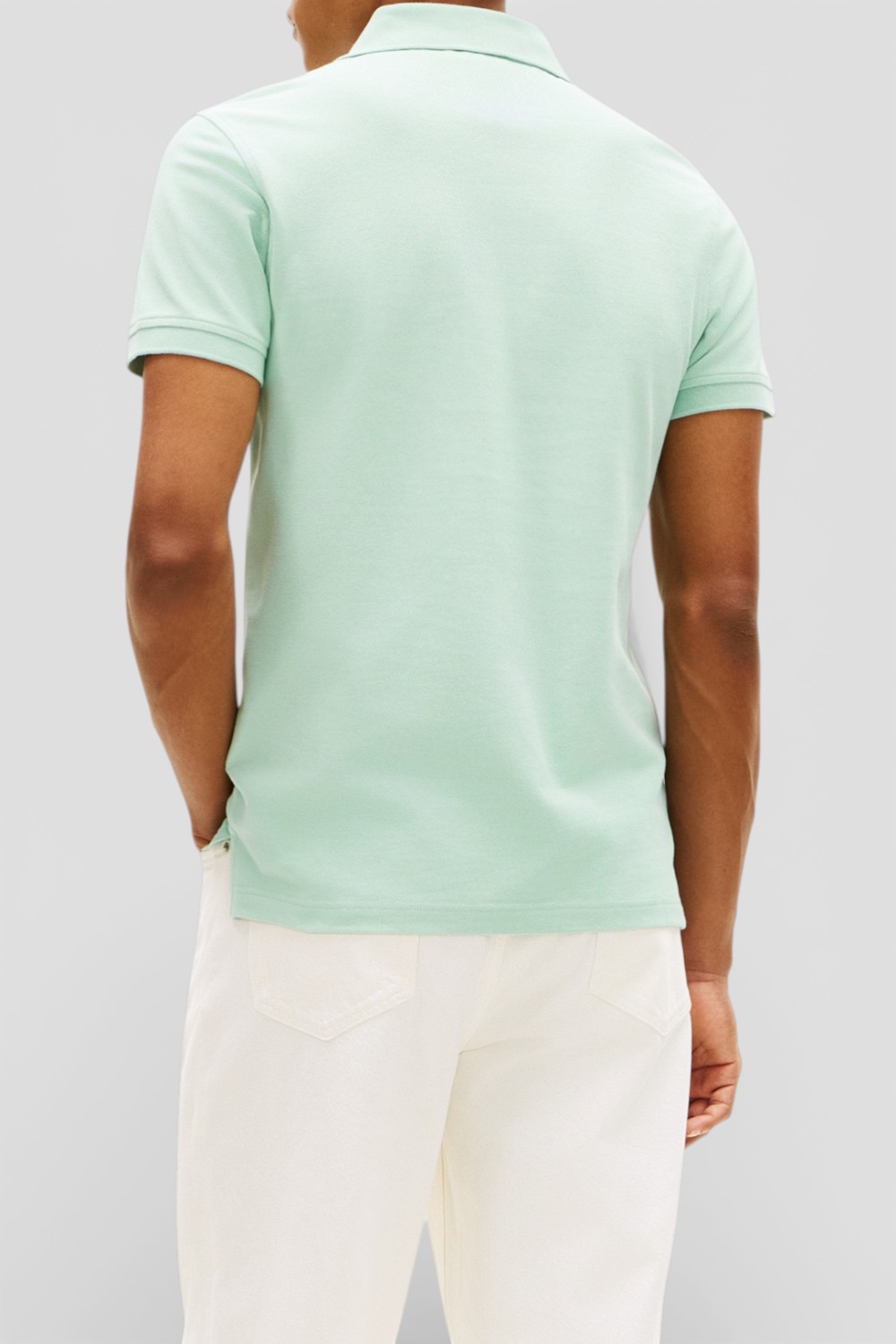 תמונת דוגמן אחורית של חולצת פולו בגזרת סלים