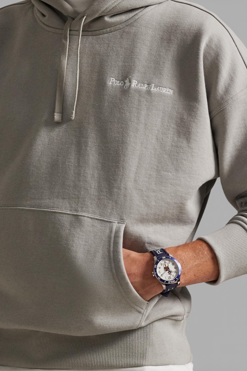 תמונת תקריב דוגמן של סווטשירט קפוצ'ון