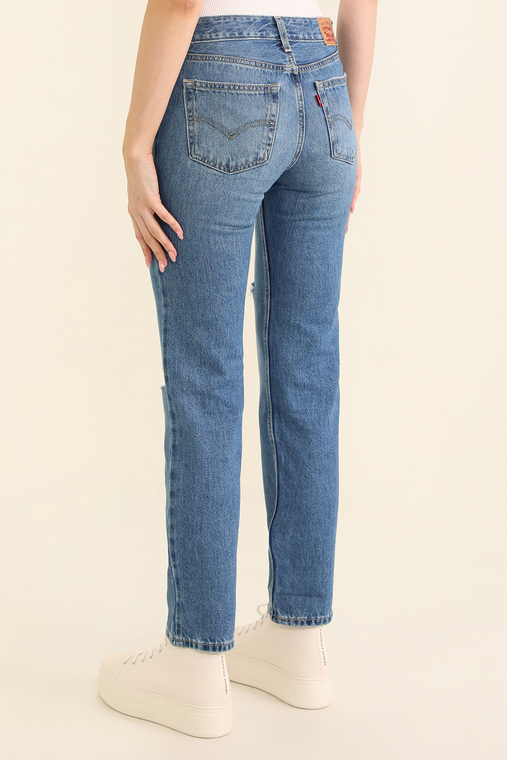 תמונת דוגמן אחורית של מכנסי ג'ינס לואו פיץ' ישרים