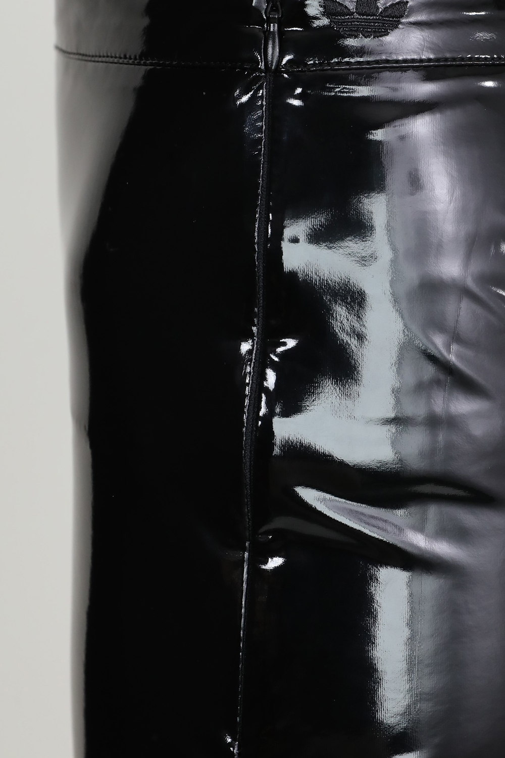 תמונת תקריב דוגמן של אייבי X אדידס מכנסי לטקס ארוכים