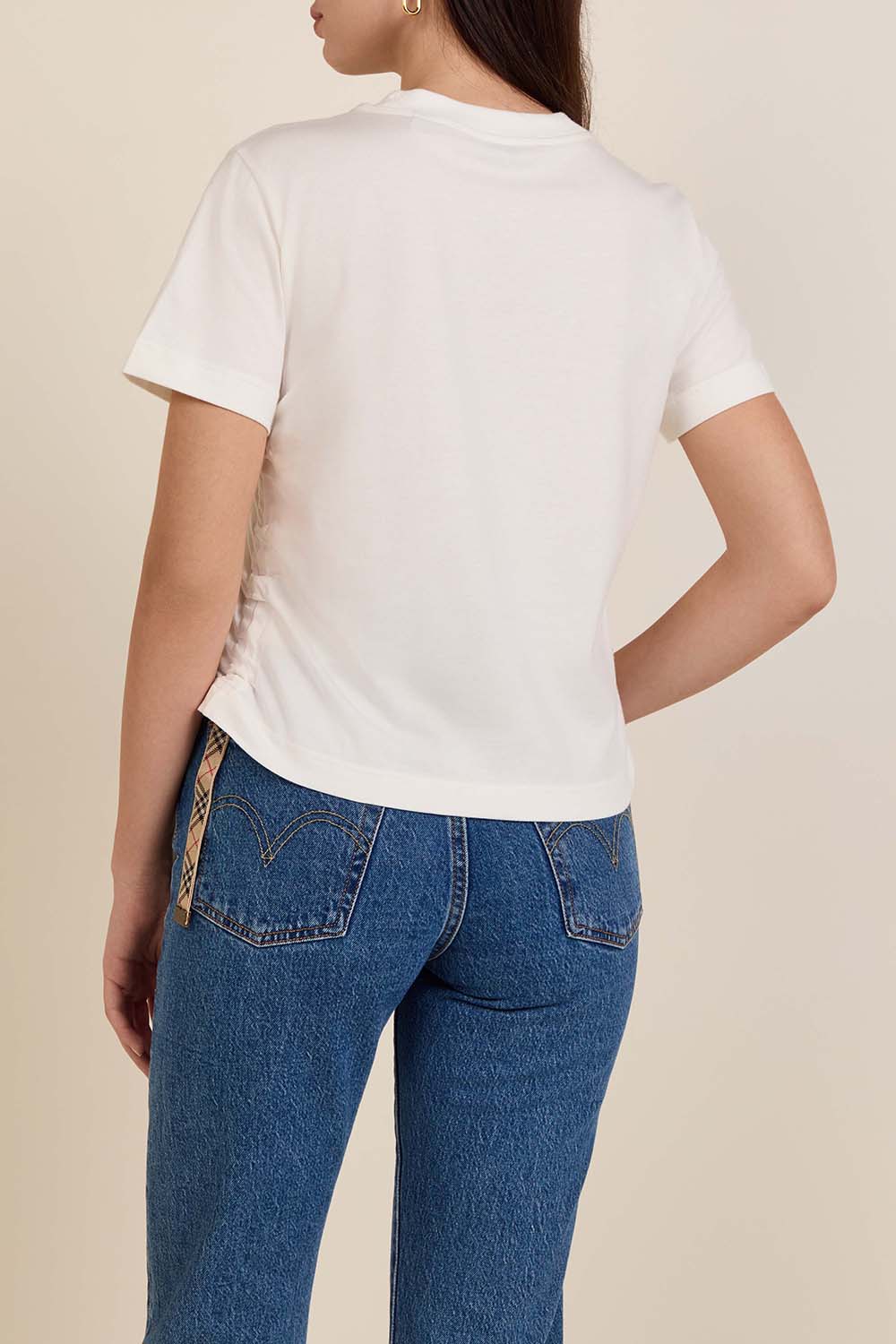 תמונת דוגמן אחורית של חולצת טי