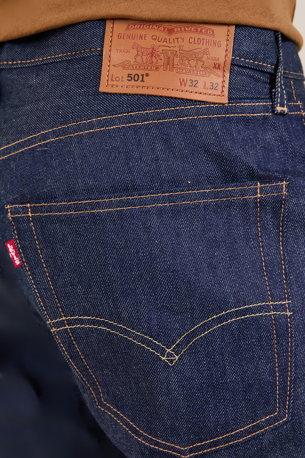 תמונת תקריב דוגמן של ג'ינס 501