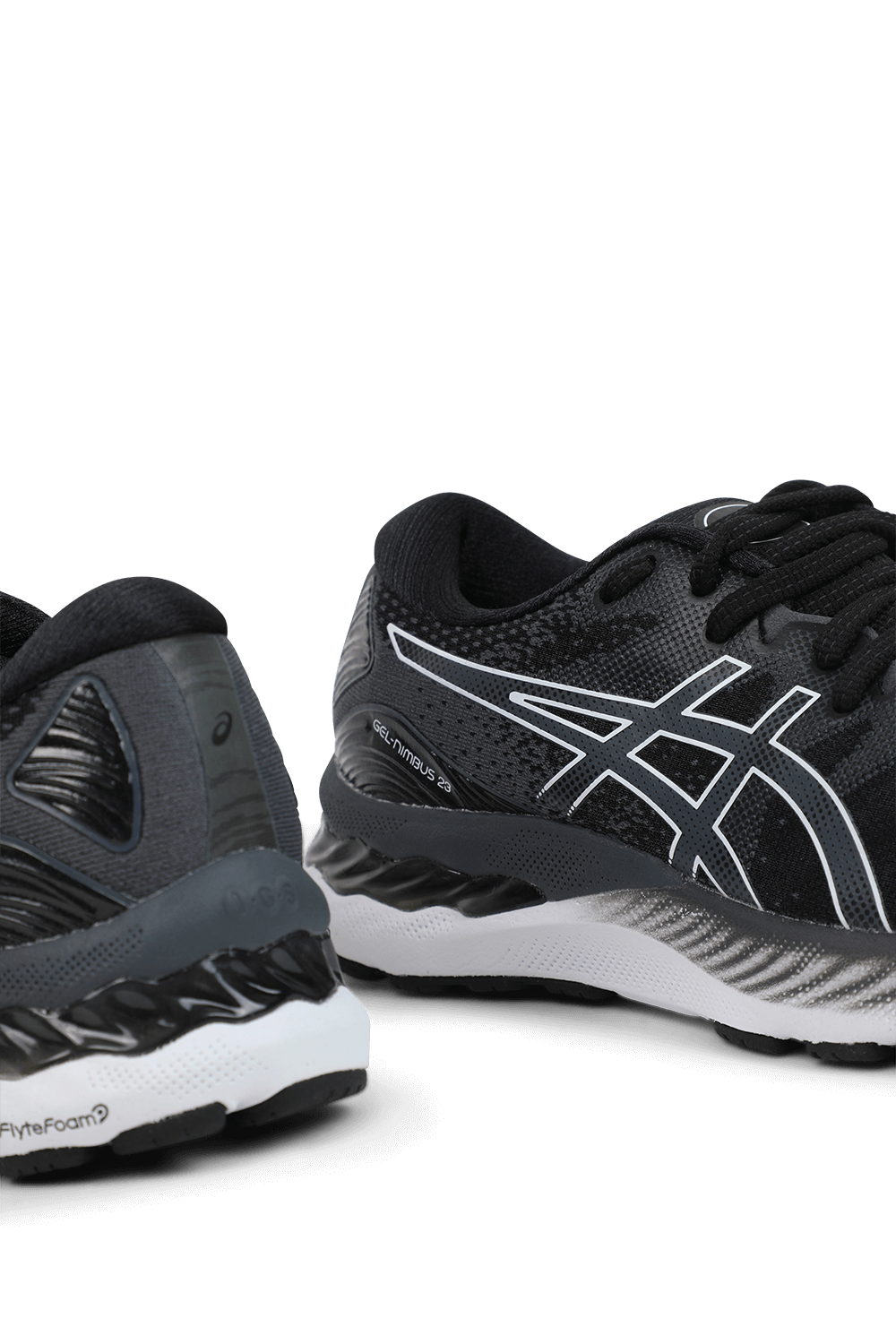 תמונת תקריב של נעלי ספורט ג'ל נימבוס 23 בגווני שחור ולבן