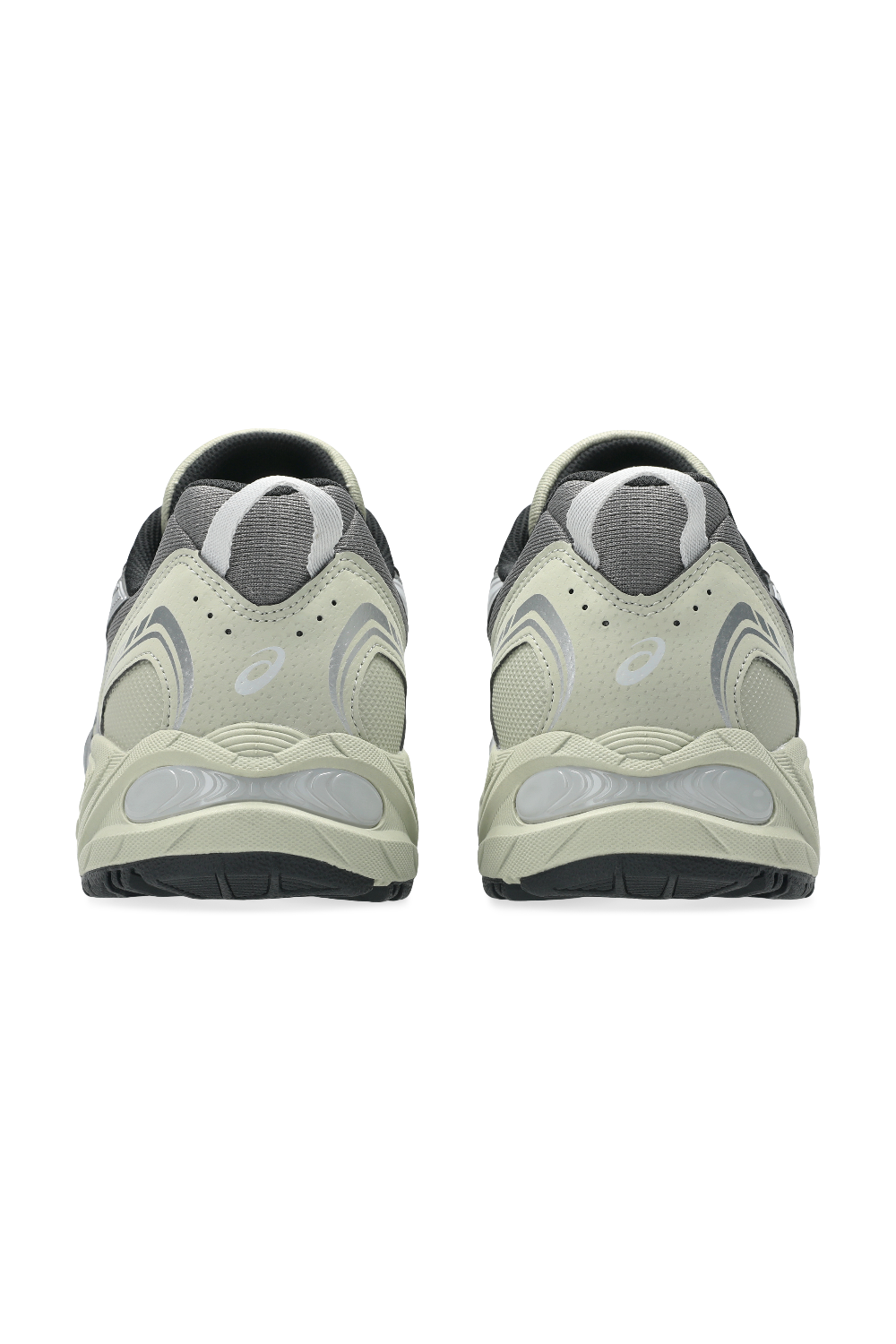 תמונת תקריב של נעלי סניקרס ג'ל ונטקס