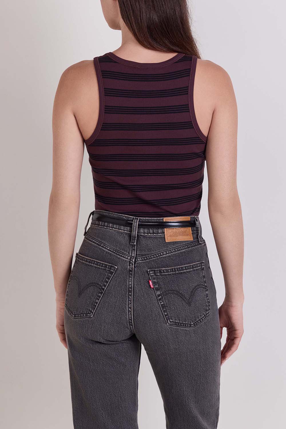 תמונת דוגמן אחורית של גופייה בגזרת סלים