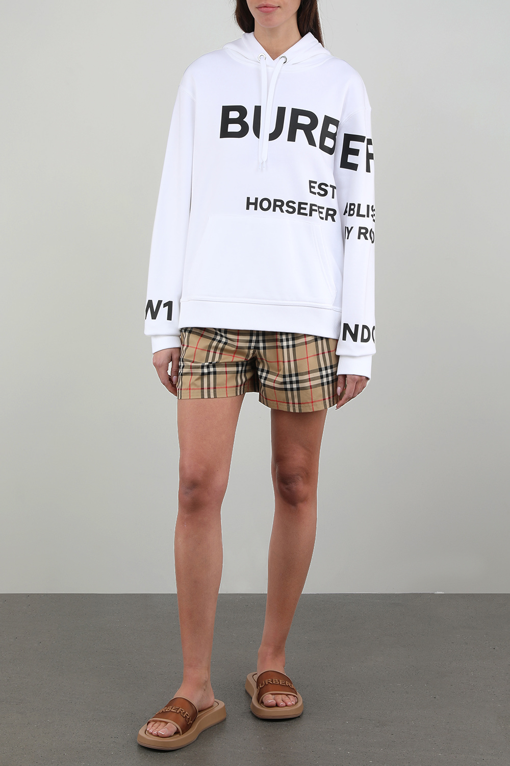 תמונת דוגמן קידמית של כפכפי סליידס מעור עם רשת בגוון קאמל