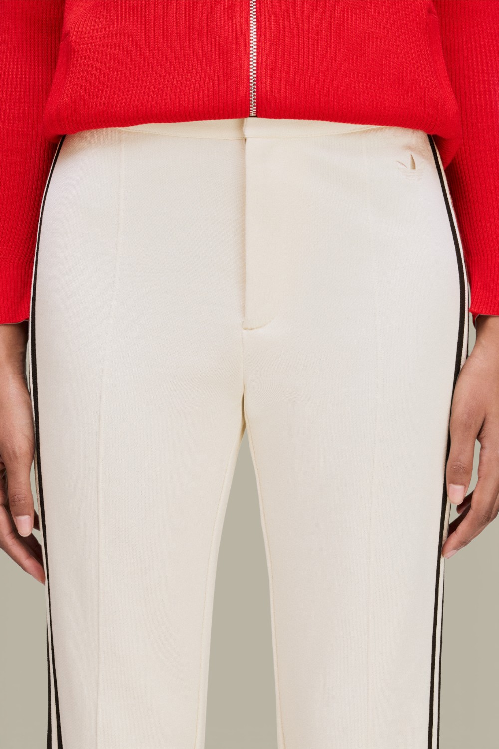 תמונת תקריב דוגמן של מכנסי ג'וגר