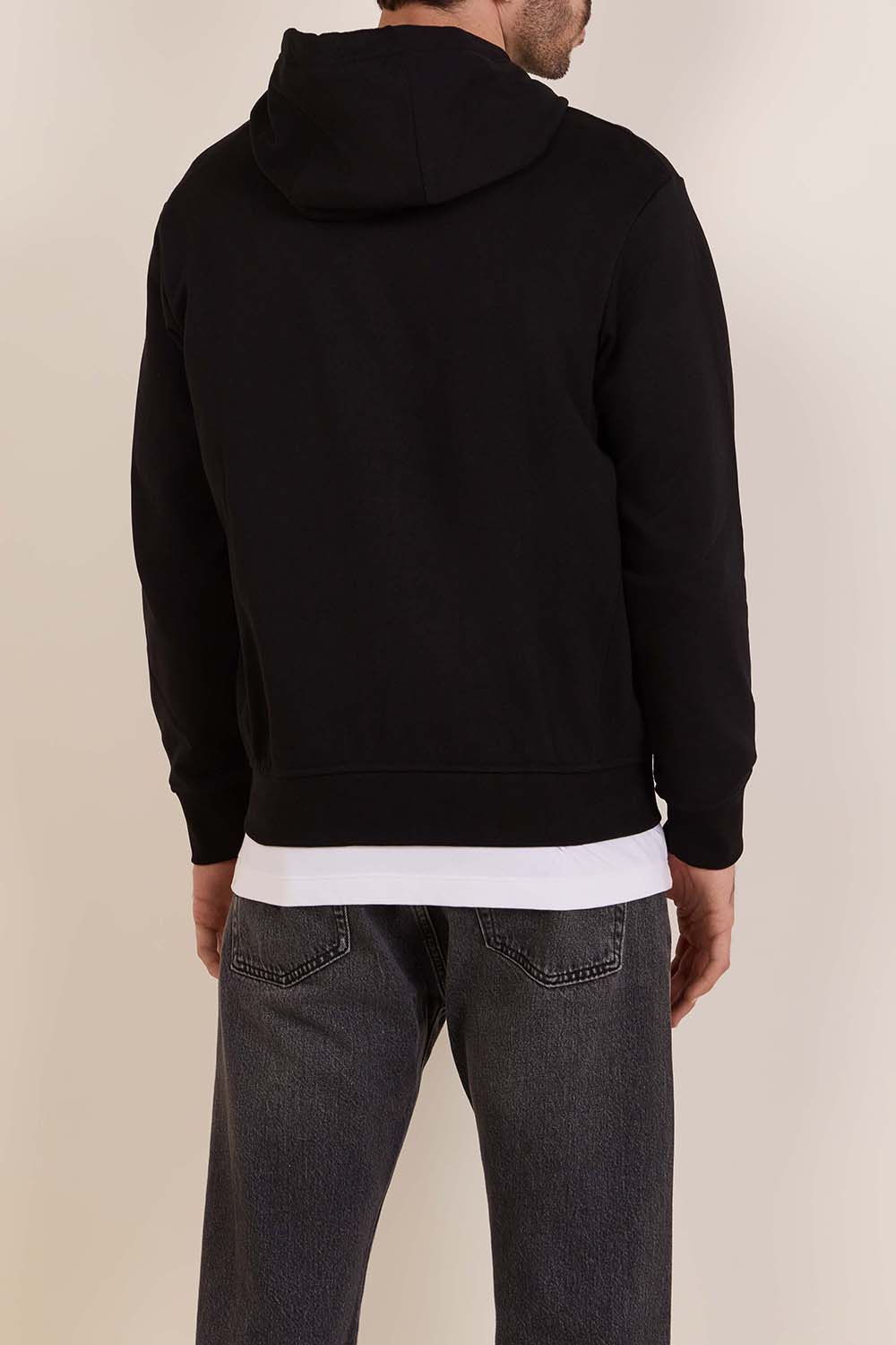 תמונת דוגמן אחורית של סווטשירט קפוצ'ון