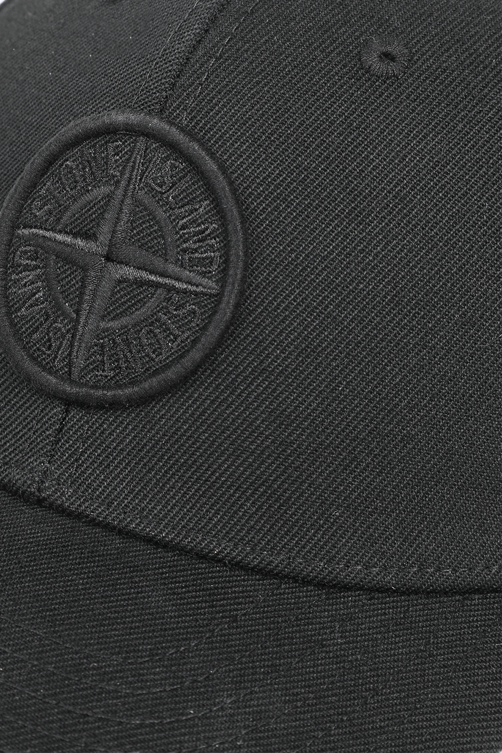 תמונת תקריב של כובע בייסבול עם לוגו רקום בגוון שחור