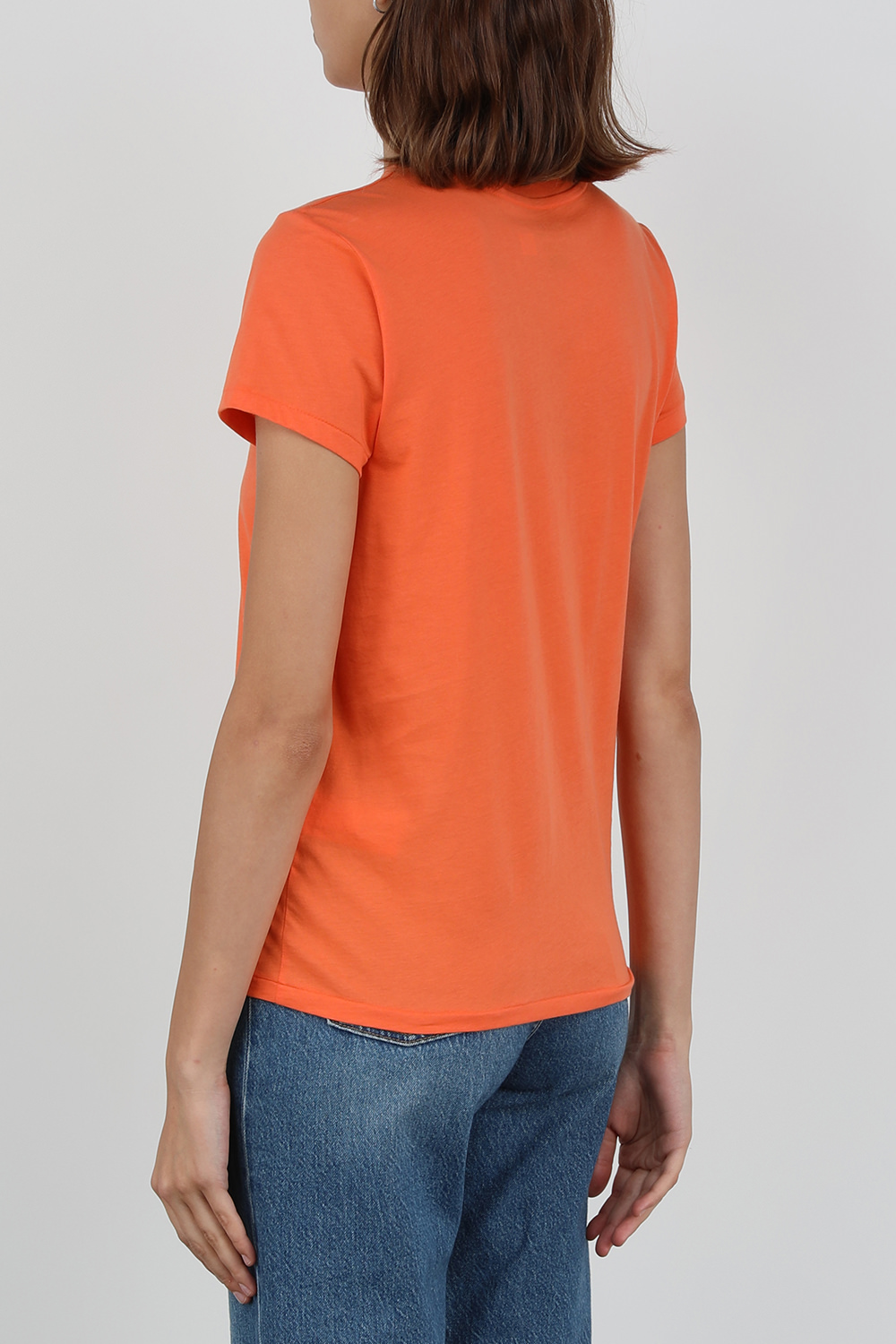 תמונת דוגמן אחורית של חולצה כתומה עם לוגו רקום